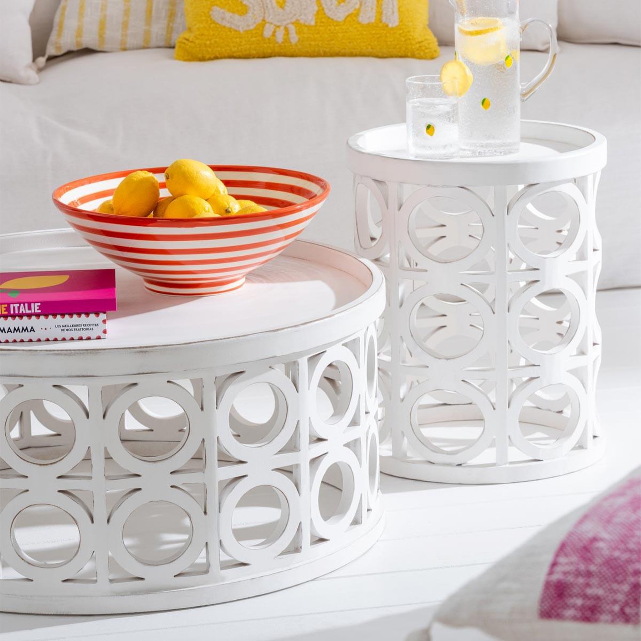 Voir la diapositive 4 : J-LINE Table d'appoint sculptée  charity  50cm blanc