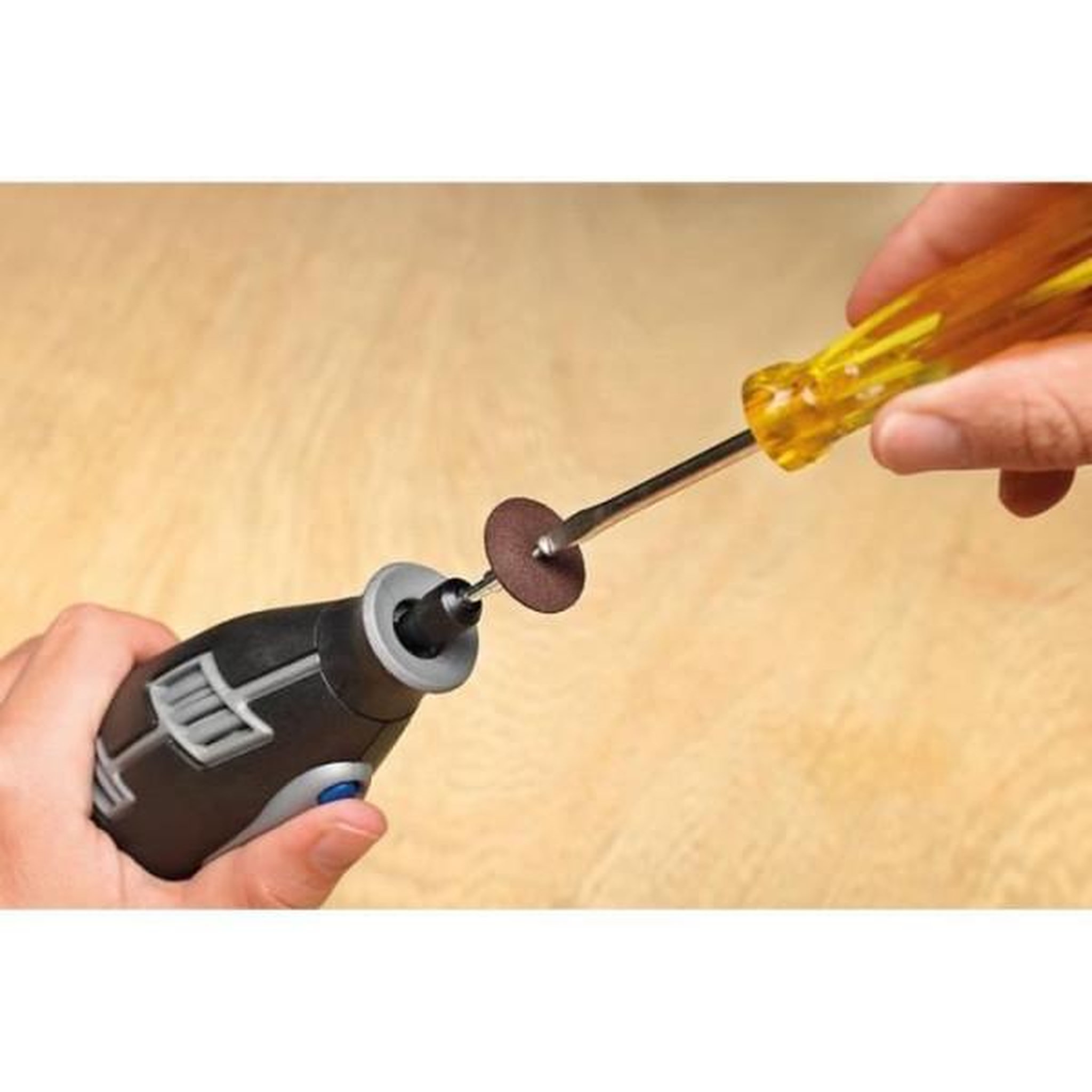 Voir la diapositive 3 : Dremel Coffret 69 accessoires dremel 688 - assortiment de 68 disques a tronçonner dans un coffret pratique
