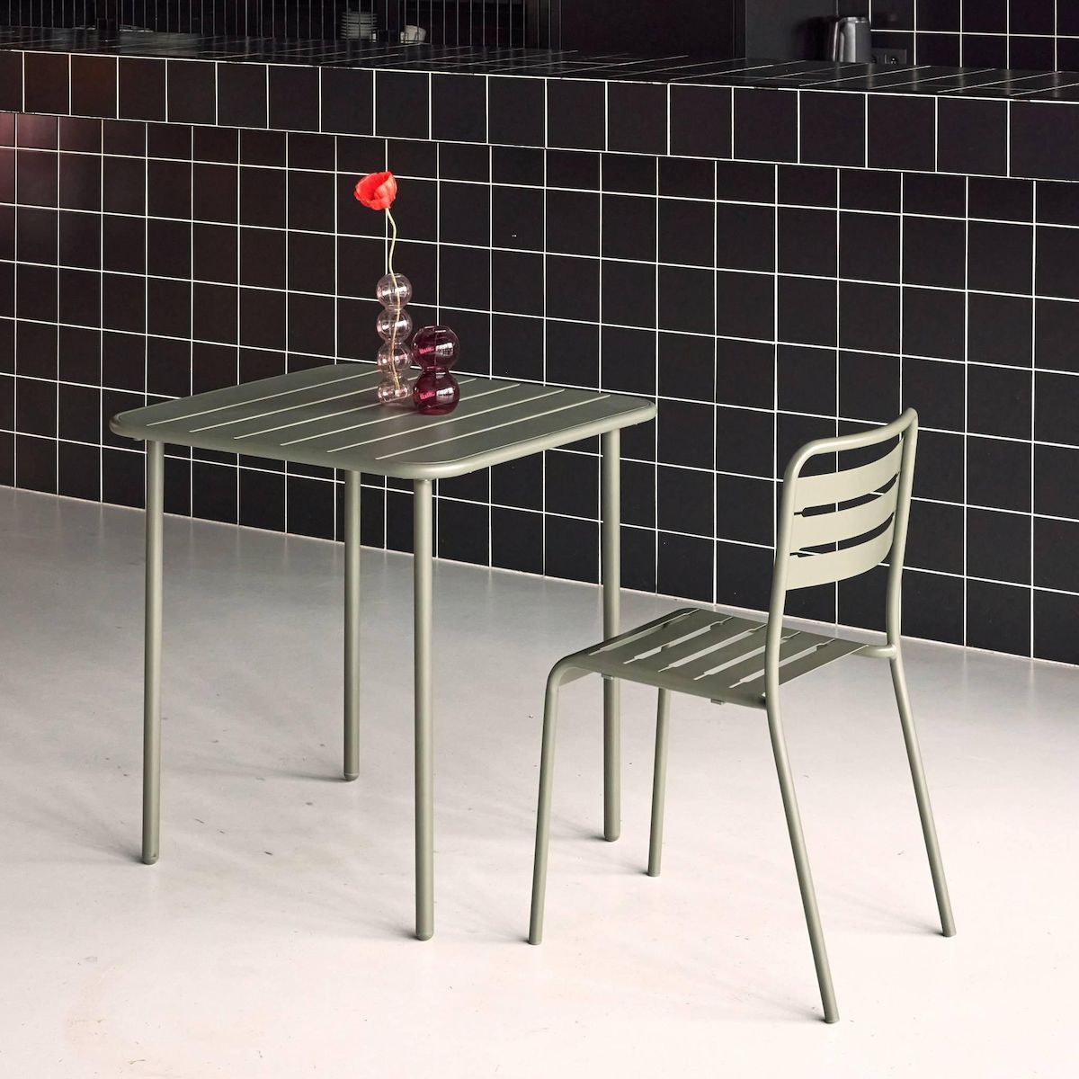 SWEEEK Table de jardin métal 2 places, Amelia 70 x 70cm