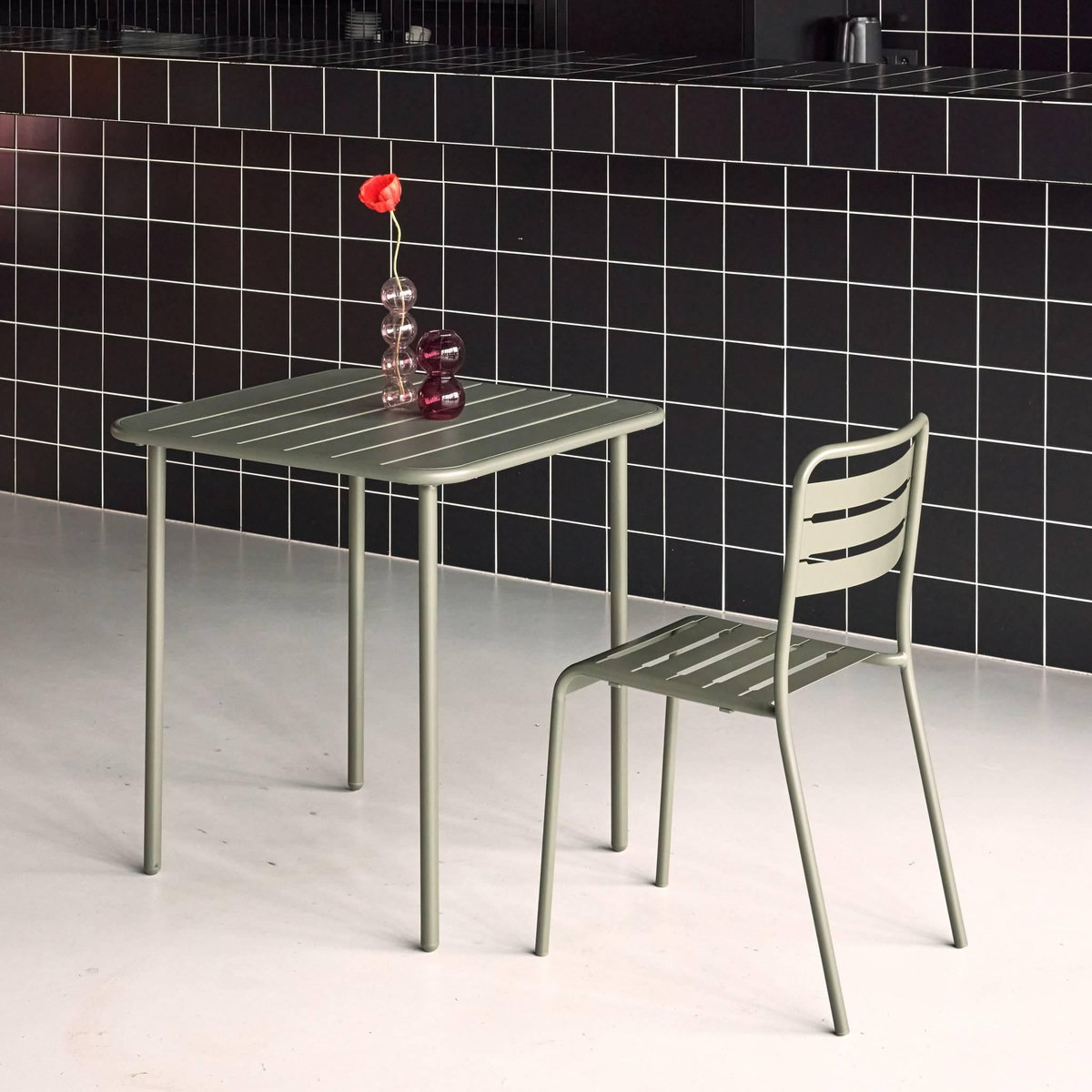 SWEEEK Table de jardin métal 2 places, Amelia 70 x 70cm