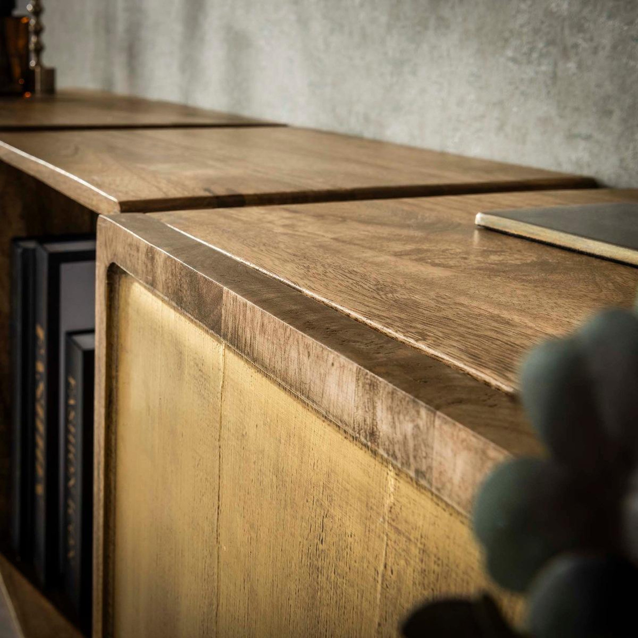 Voir la diapositive 4 : JLC KREATION Buffet suspendu en bois de manguier et métal doré crowl