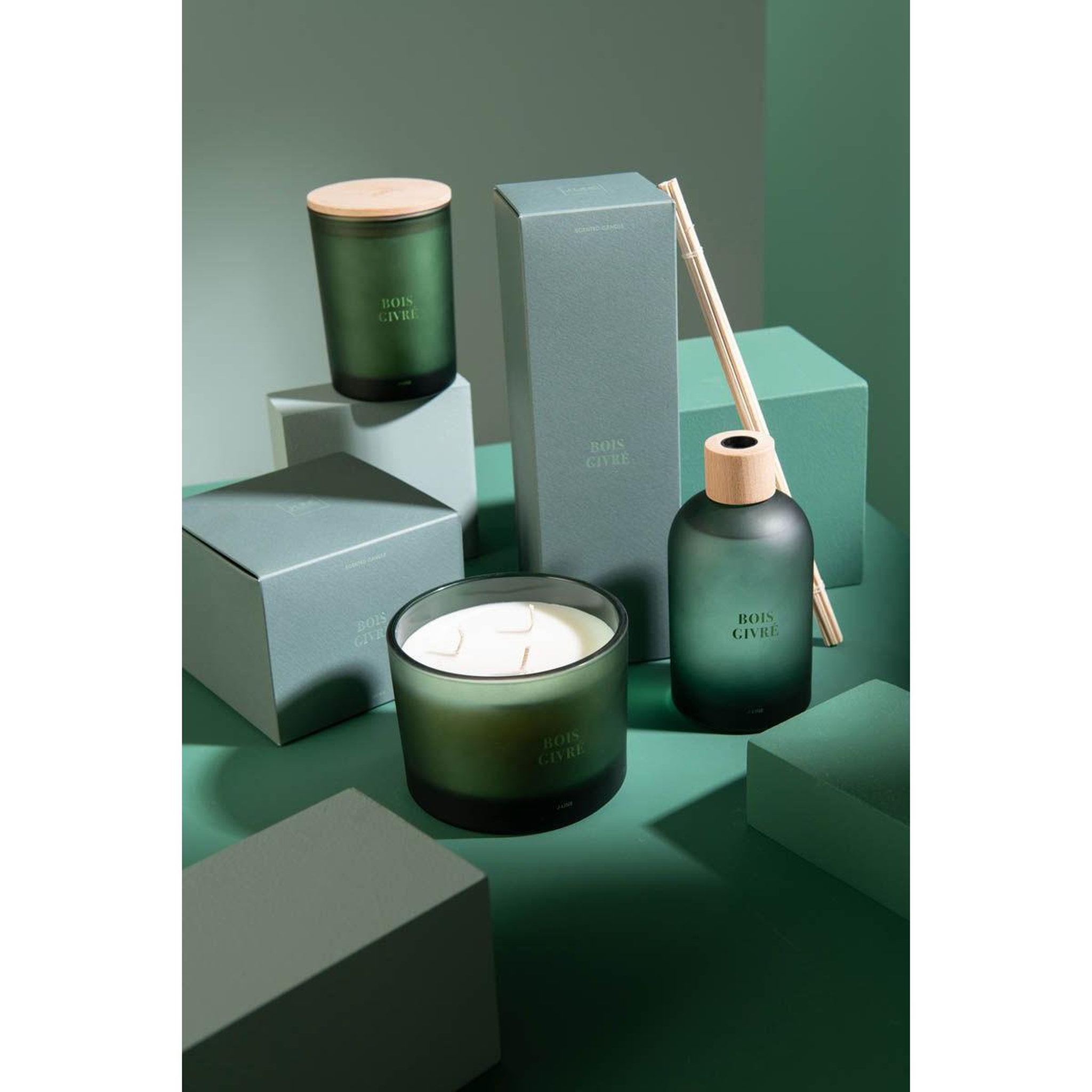 Voir la diapositive 6 : J-LINE Bougie parfumée  accords essentiels  12cm bois givré