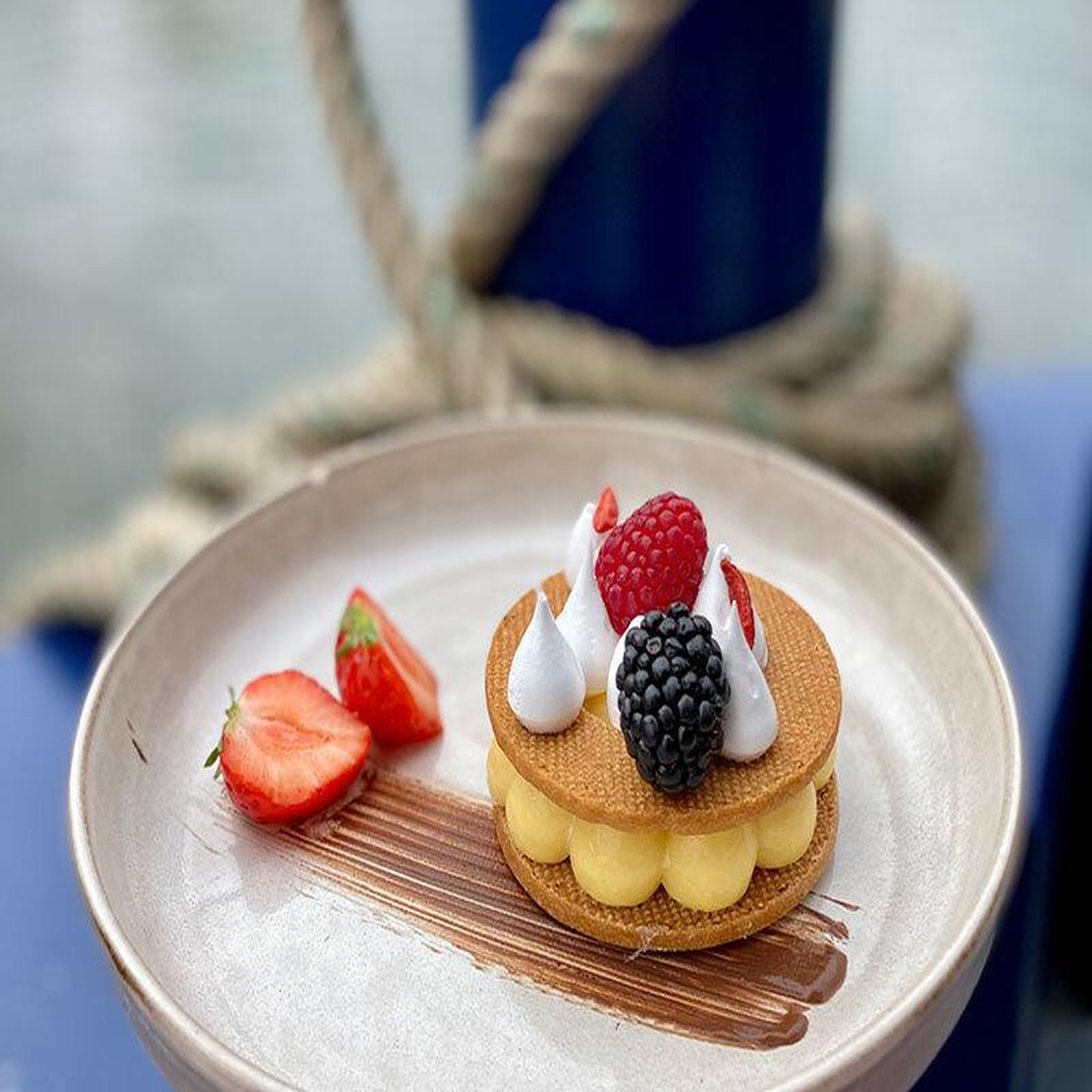 Voir la diapositive 2 : Smartbox 2h de croisière sur la seine avec dîner à bord du capitaine fracasse - coffret cadeau gastronomie