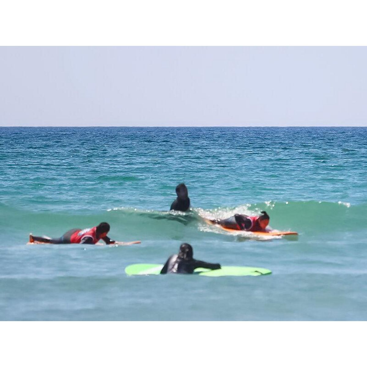 Smartbox Surf en famille : leçon d'1h30 pour 2 adultes et 2 enfants dans la baie d'Audierne - Coffret Cadeau Sport & Aventure