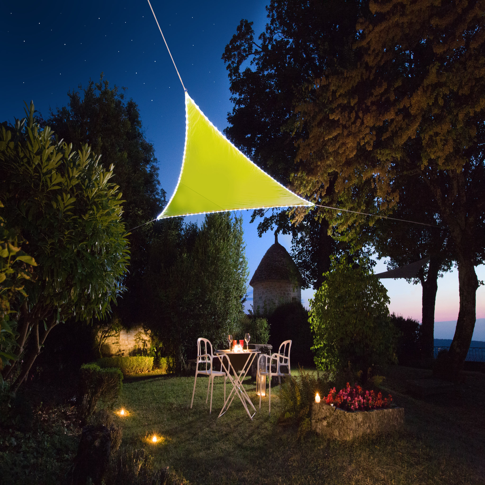 Voir la diapositive 1 : JARDILINE Voile d'ombrage triangulaire 3m60 avec 107 LEDS vert 