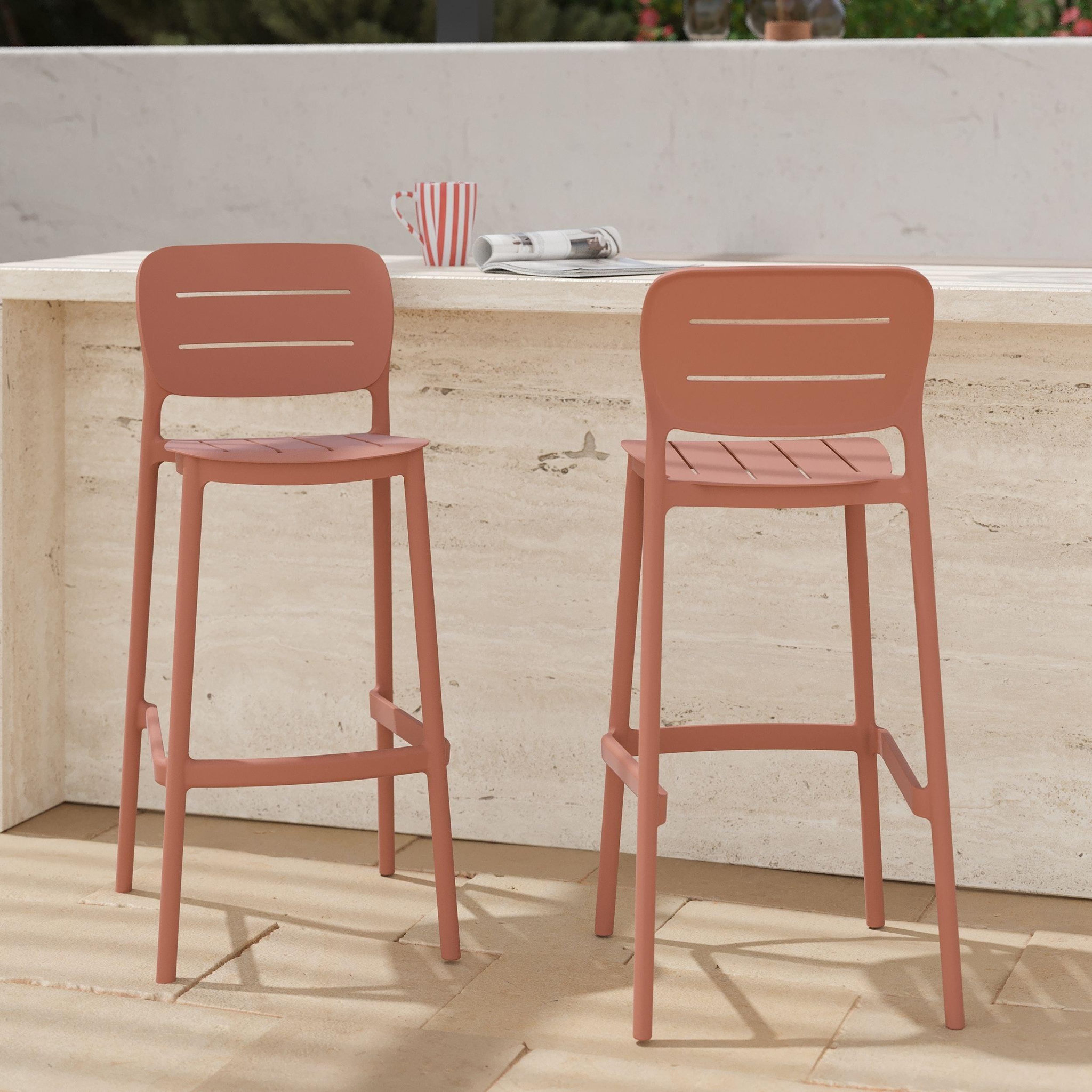 Voir la diapositive 2 : MAISON PAVANE Lot de 2 chaises de bar de jardin 75 cm en plastique vieux rose-lola