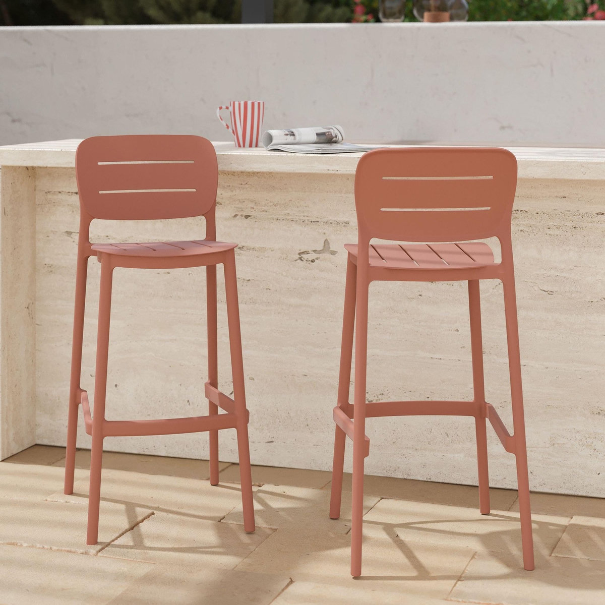 Rendez vous déco Lot de 2 chaises de bar de jardin 75 cm en plastique terracotta-Lola
