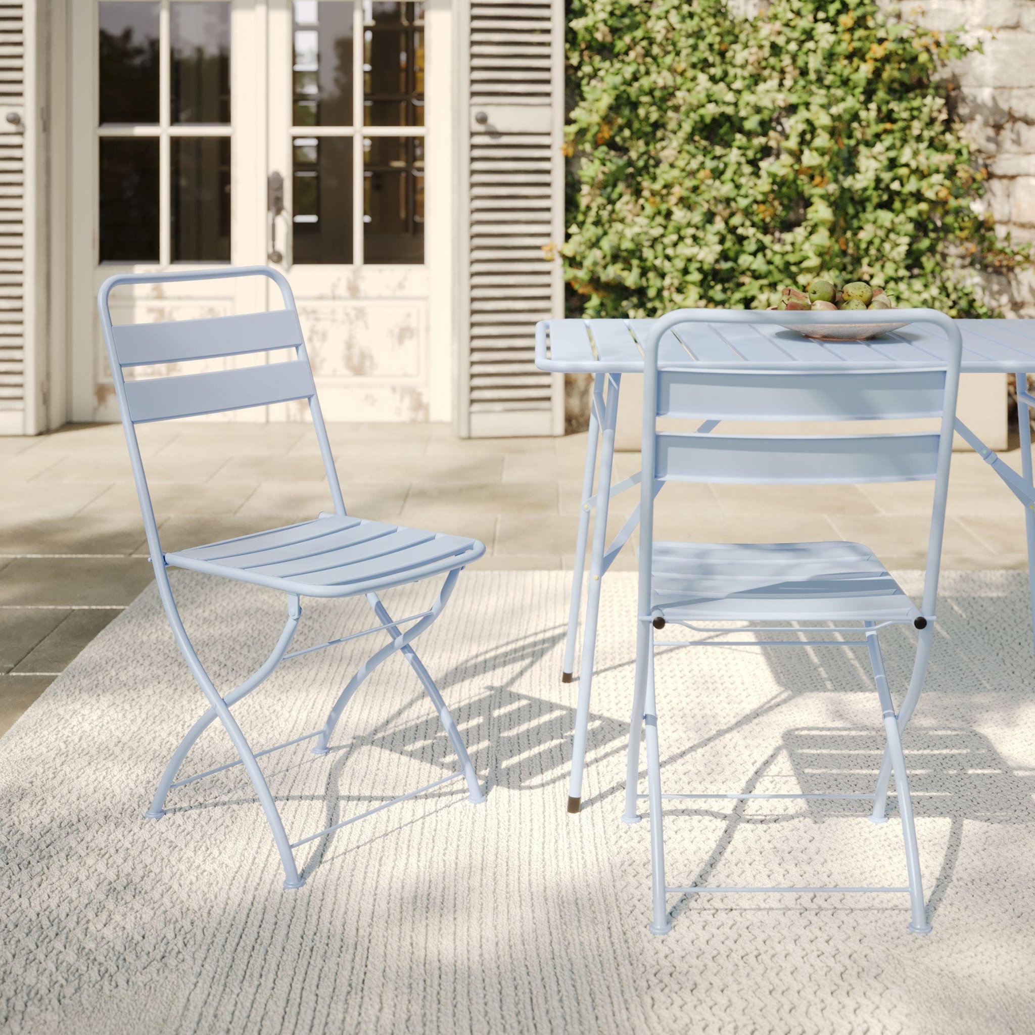 Voir la diapositive 2 : MAISON PAVANE Lot de 2 chaises de jardin en métal bleu pastel, pliantes-yumi
