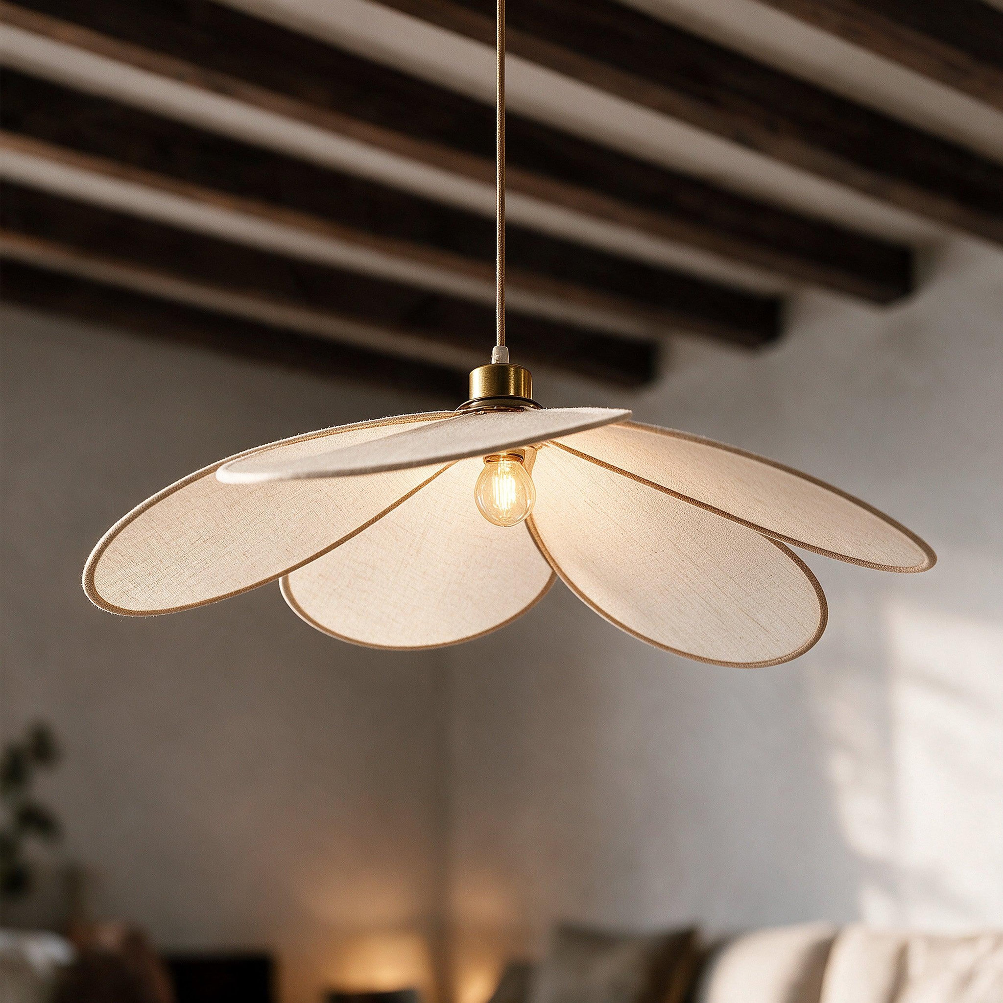 Voir la diapositive 2 : MAISON PAVANE Suspension pétale en tissu beige et métal doré 75 cm-Flora