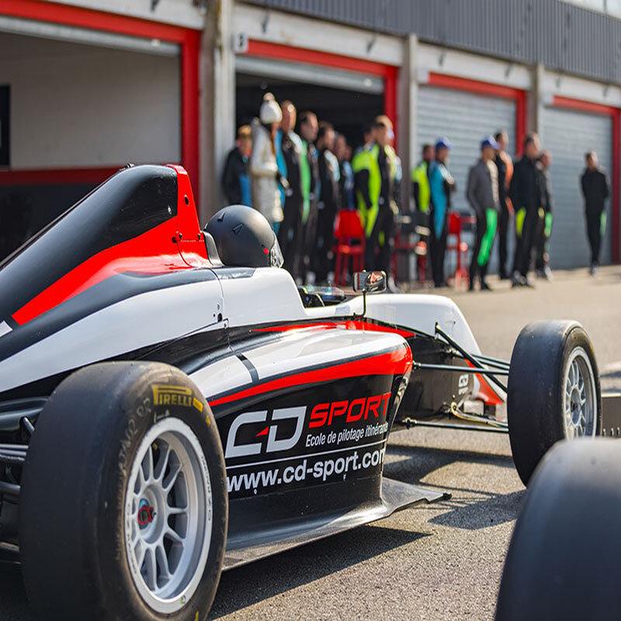 Voir la diapositive 5 : Smartbox Stage de pilotage monoplace : 15 à 21 tours sur circuit en formule 4 tatuus - coffret cadeau sport & aventure