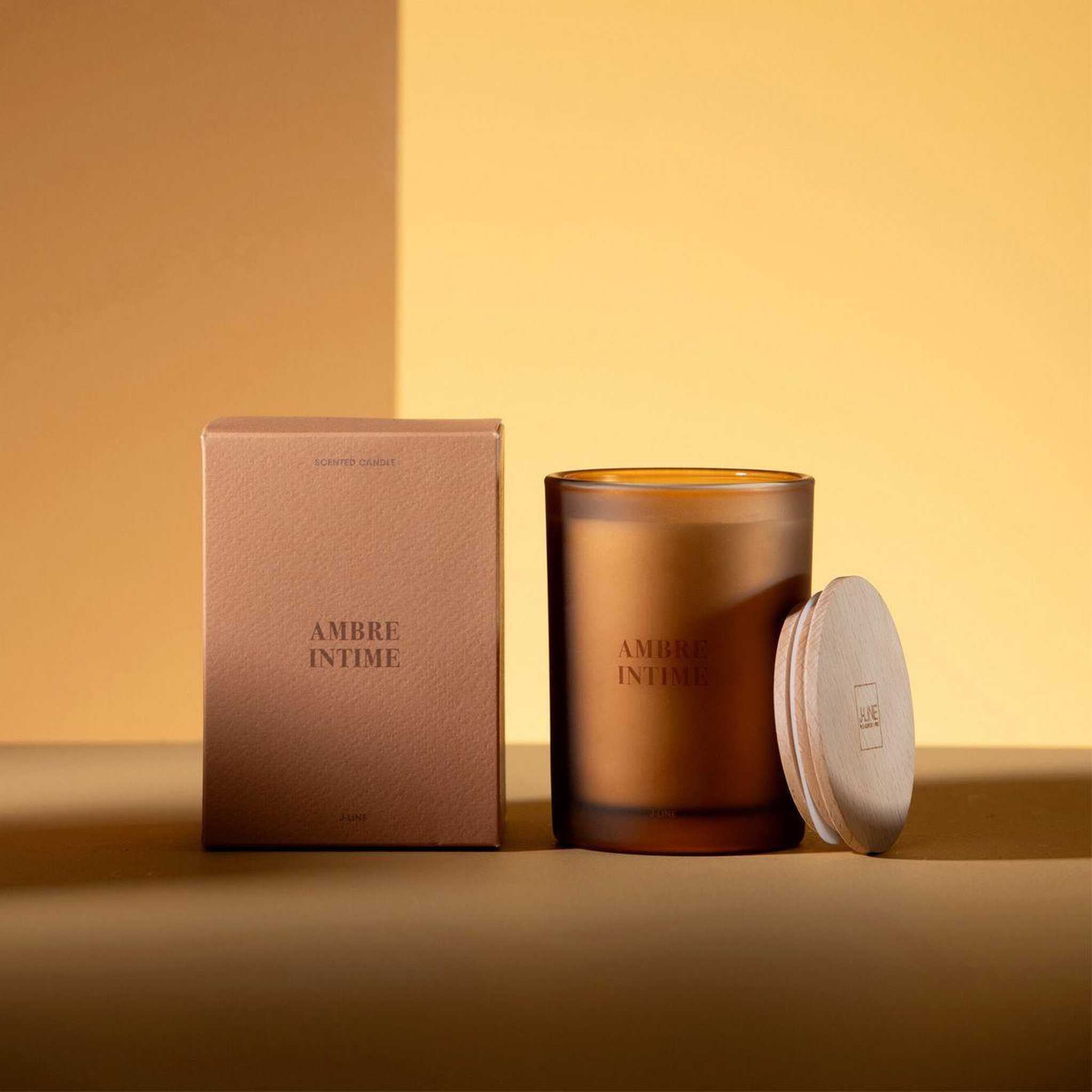 Voir la diapositive 5 : J-LINE Bougie parfumée  accords essentiels  12cm ambre intime