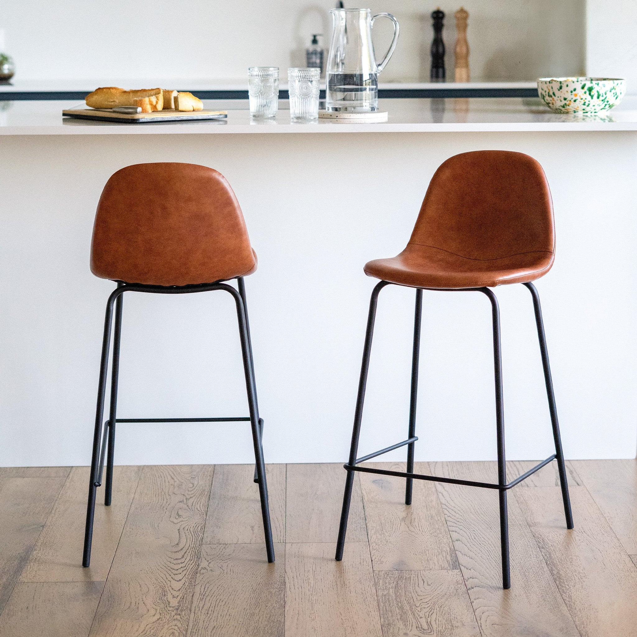 Voir la diapositive 2 : MAISON PAVANE Lot de 2 chaises pour îlot central 65 cm en cuir synthétique camel-Henrik