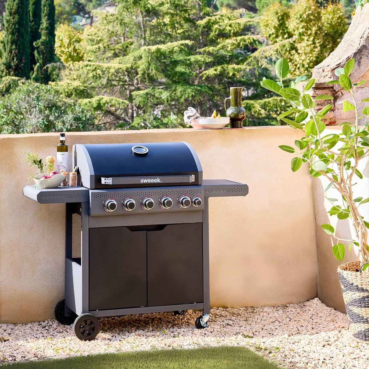 SWEEEK Barbecue au gaz Edmond noir - 5 brûleurs + 1 feu latéral. avec thermomètre. L 132x P62 x H143 cm