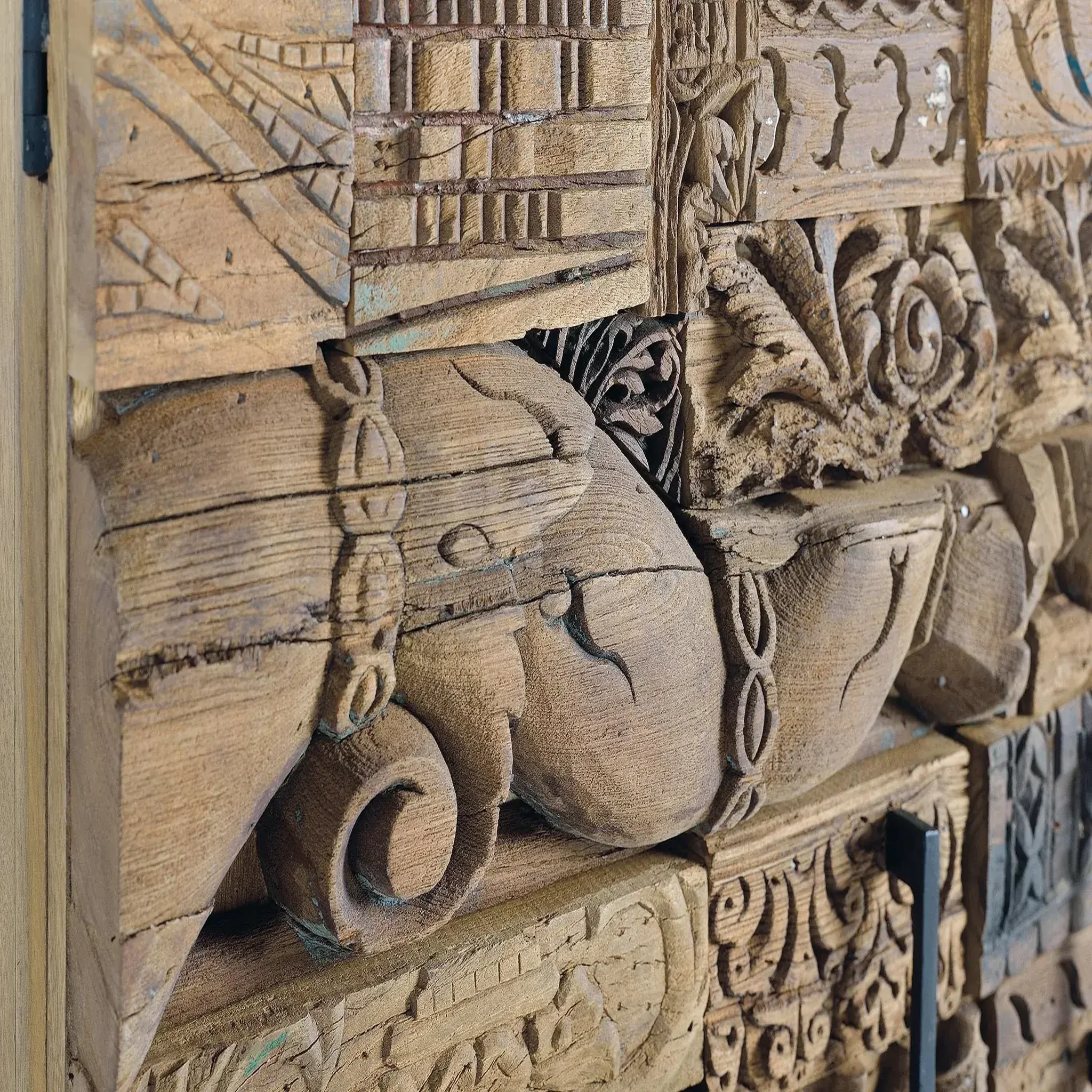 Voir la diapositive 2 : GINER Y COLOMER SL Buffet en bois de manguier et bois récupéré 90cm style boho ethnique sculpté