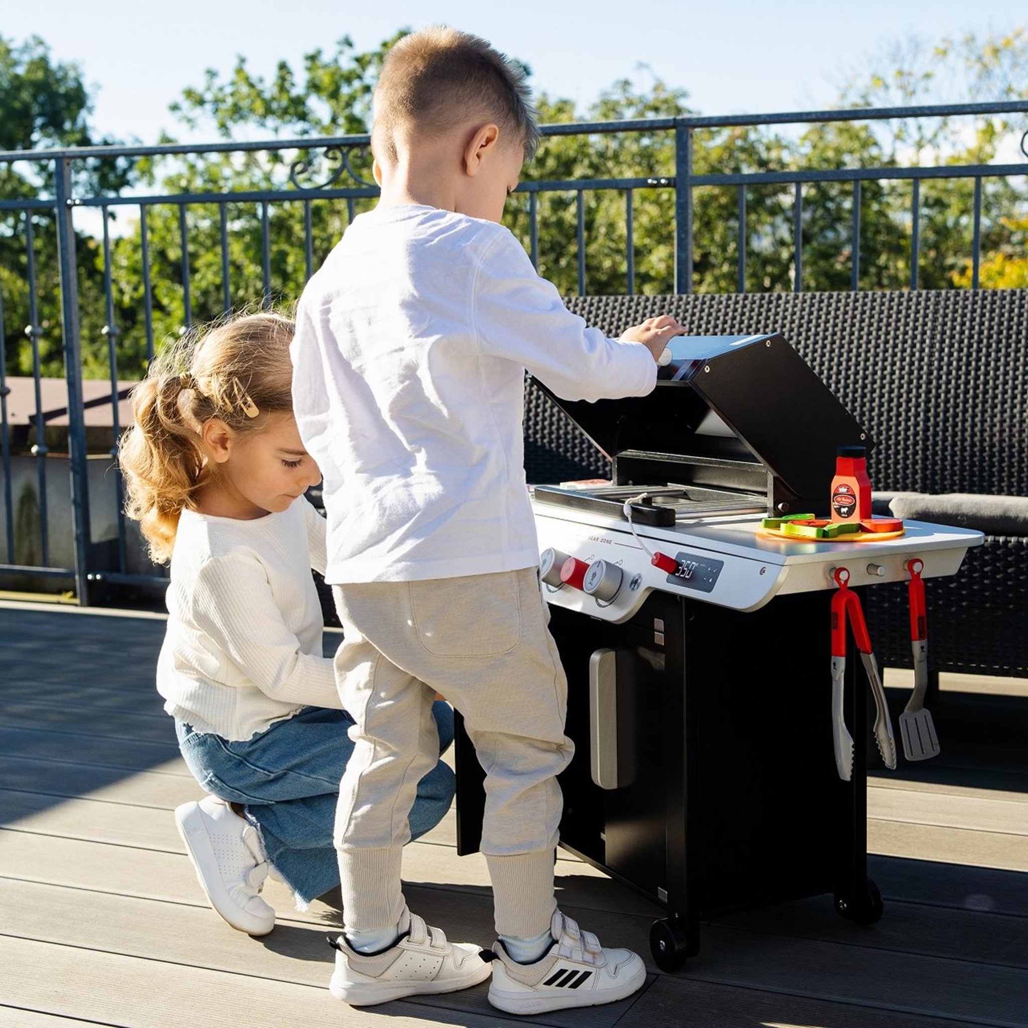 Voir la diapositive 6 : THEO KLEIN Barbecue Weber Genesis en bois (MDF)