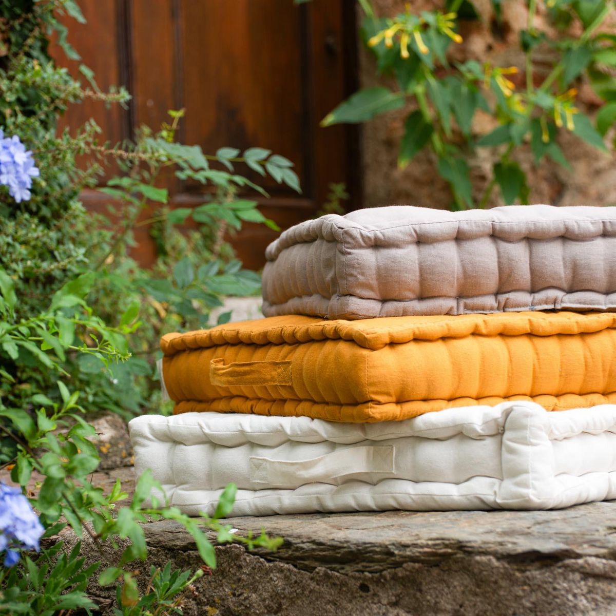 SOLEIL D'OCRE Coussin tapissier en coton 50x50x10 cm PANAMA écru, par Soleil d'Ocre