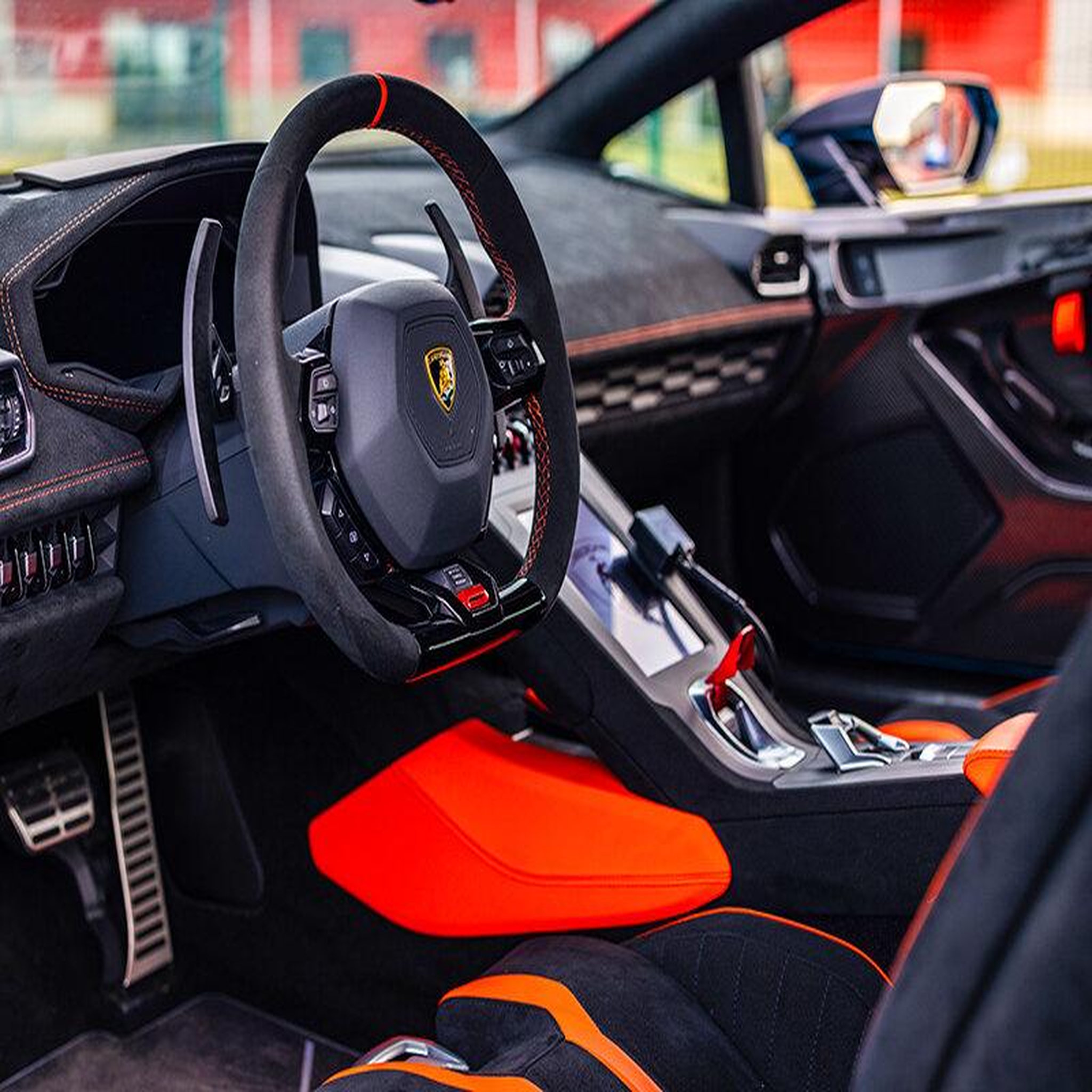 Voir la diapositive 4 : Smartbox Stage de pilotage : 2 tours sur le circuit de Vaison en Lamborghini Huracán STO - Coffret Cadeau Sport & Aventure