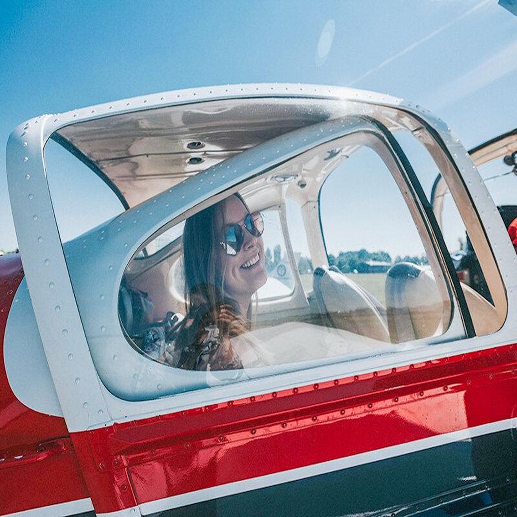 Voir la diapositive 2 : Smartbox Région toulousaine vue du ciel : balade aérienne privée d'1h pour 3 personnes - Coffret Cadeau Sport & Aventure