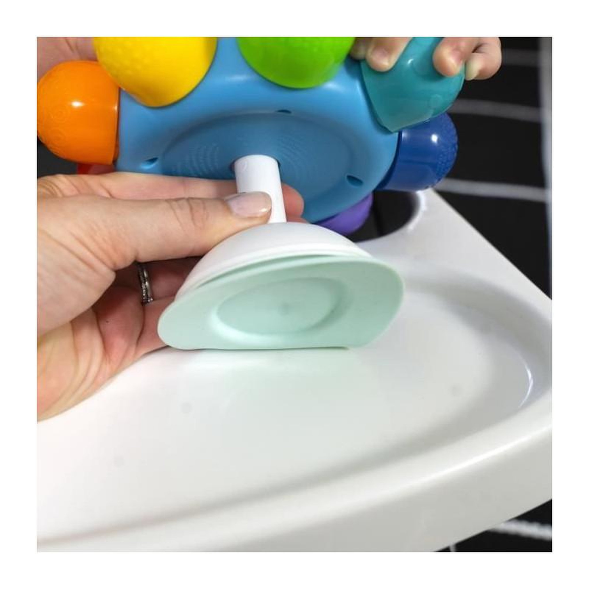 Voir la diapositive 3 : BABY EINSTEIN BABY EINSTEIN Spin Ocean Explorers, apprentissage multisensoriel, lumieres et couleurs, accroche ferme grâce au pied ventouse,
