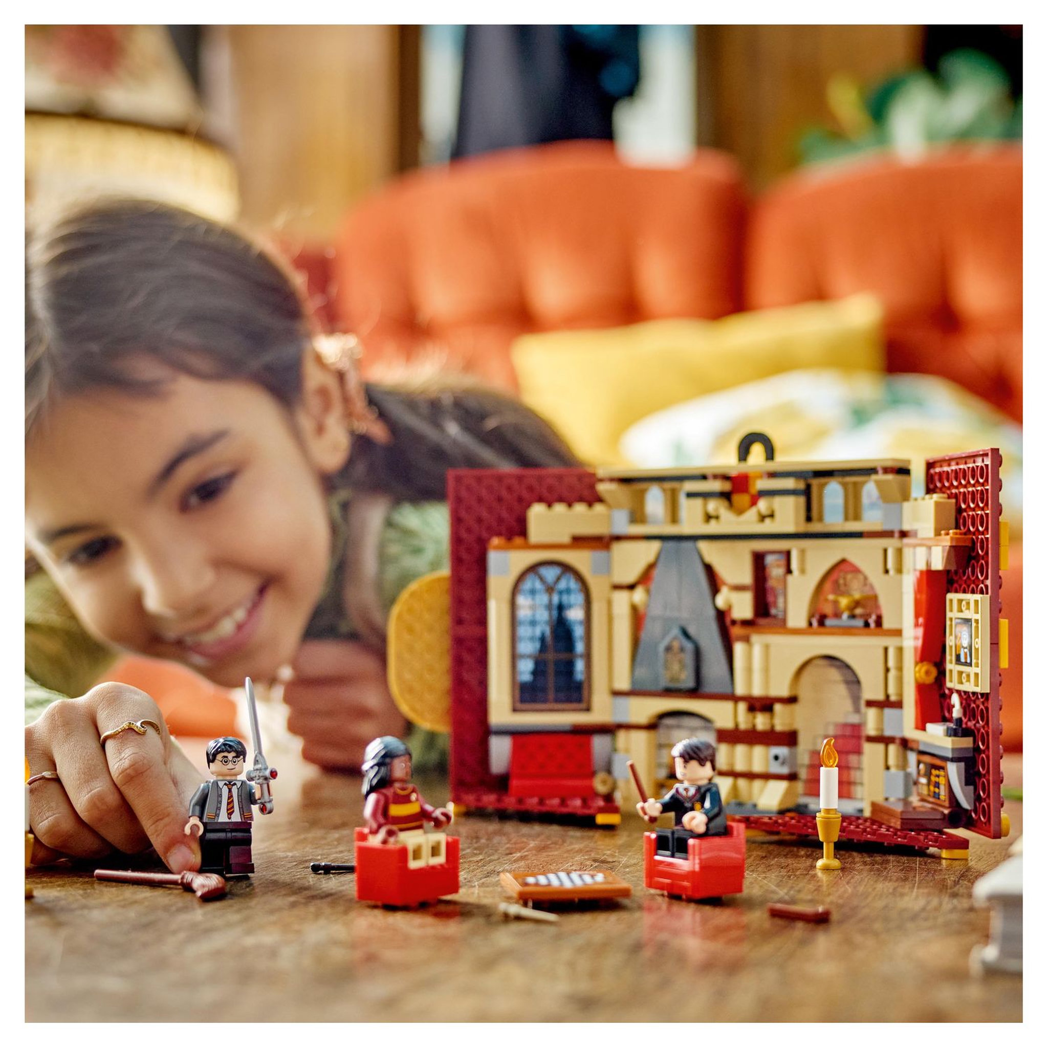 Voir la diapositive 8 : LEGO Harry Potter 76409 - Le blason de la maison Gryffondor, jouet avec 3 Minifigurines, Décoration Murale de la Salle Commune du Château de Poudlard, Collection