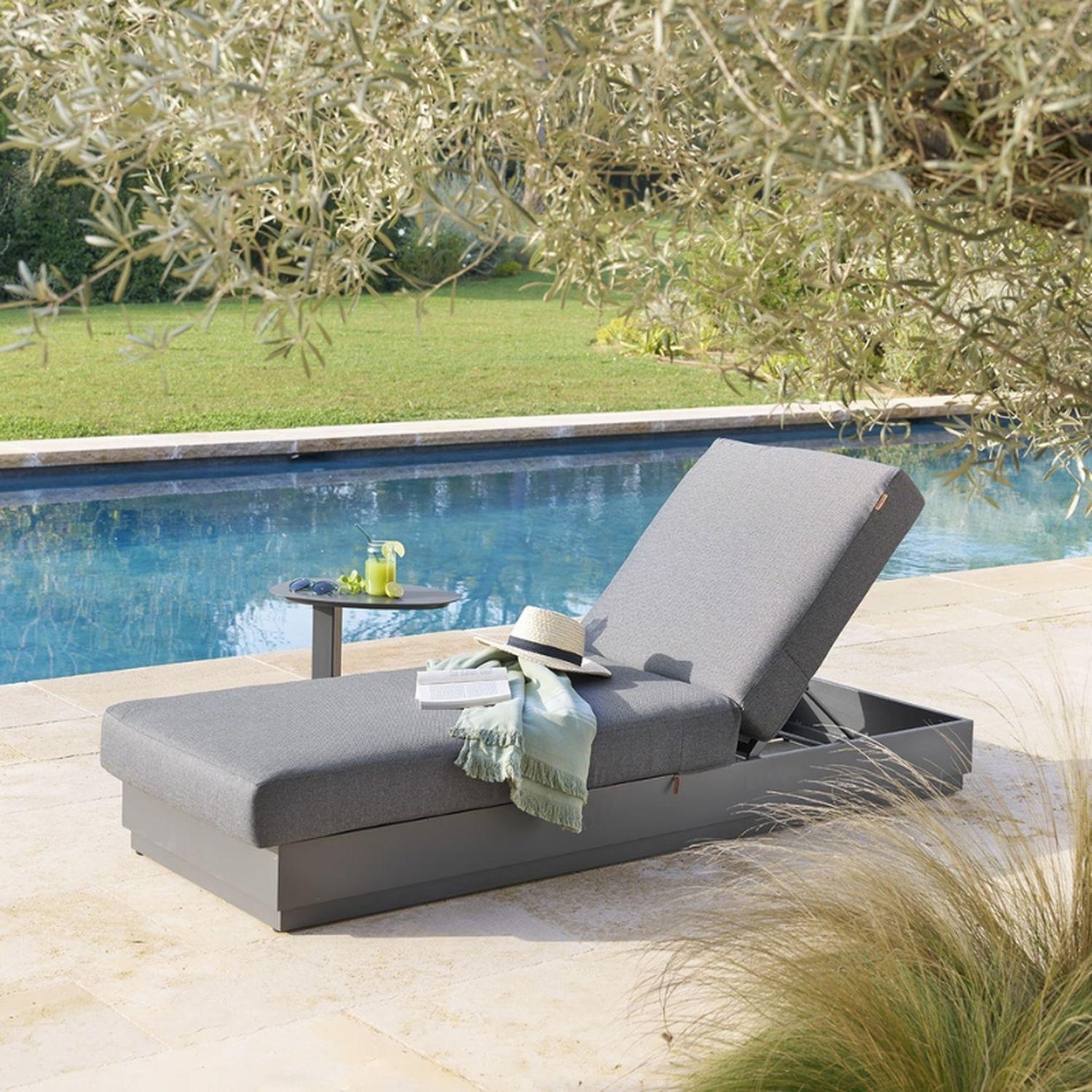 Voir la diapositive 2 : HESPERIDE Lit de piscine en aluminium et acier allure