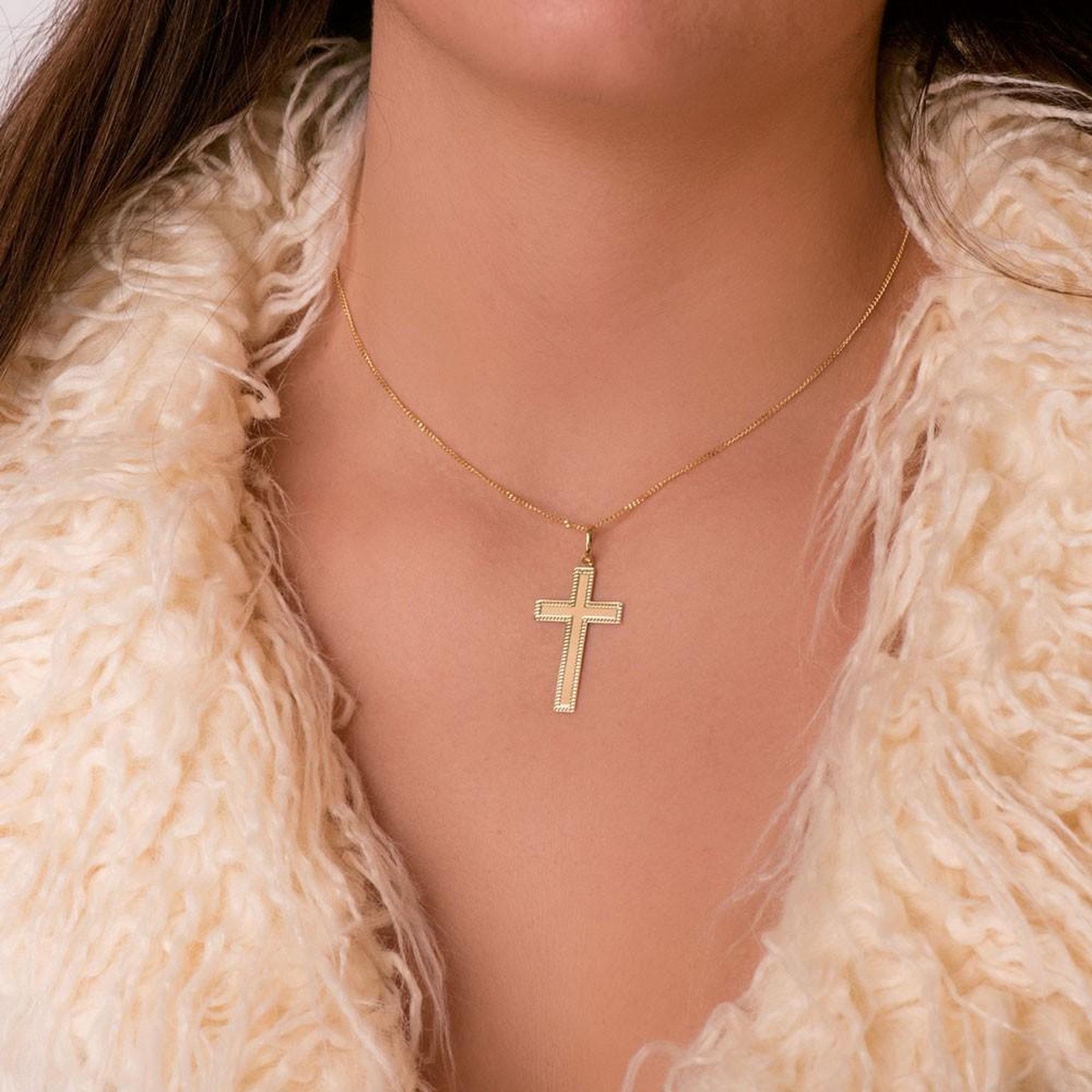Voir la diapositive 2 : L'ATELIER D'AZUR Pendentif  - Médaille Croix Or 18 Carats 750 Jaune - Chaine Offerte