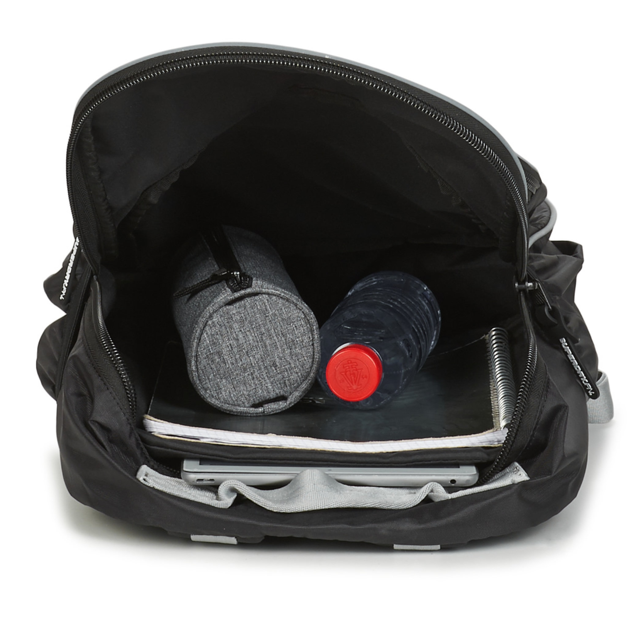 Voir la diapositive 5 : SUPERDRY Sac à dos 1 compartiment noir et blanc