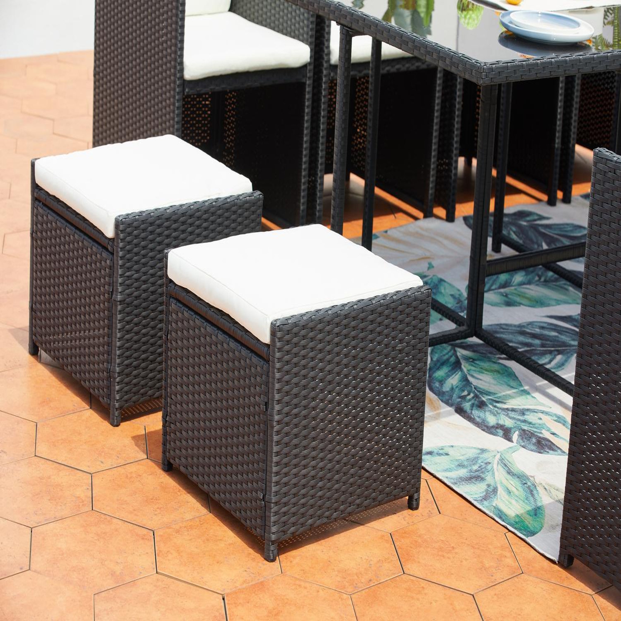 Voir la diapositive 5 : CONCEPT USINE Table et chaises 12 places encastrables résine noir-blanc MIAMI