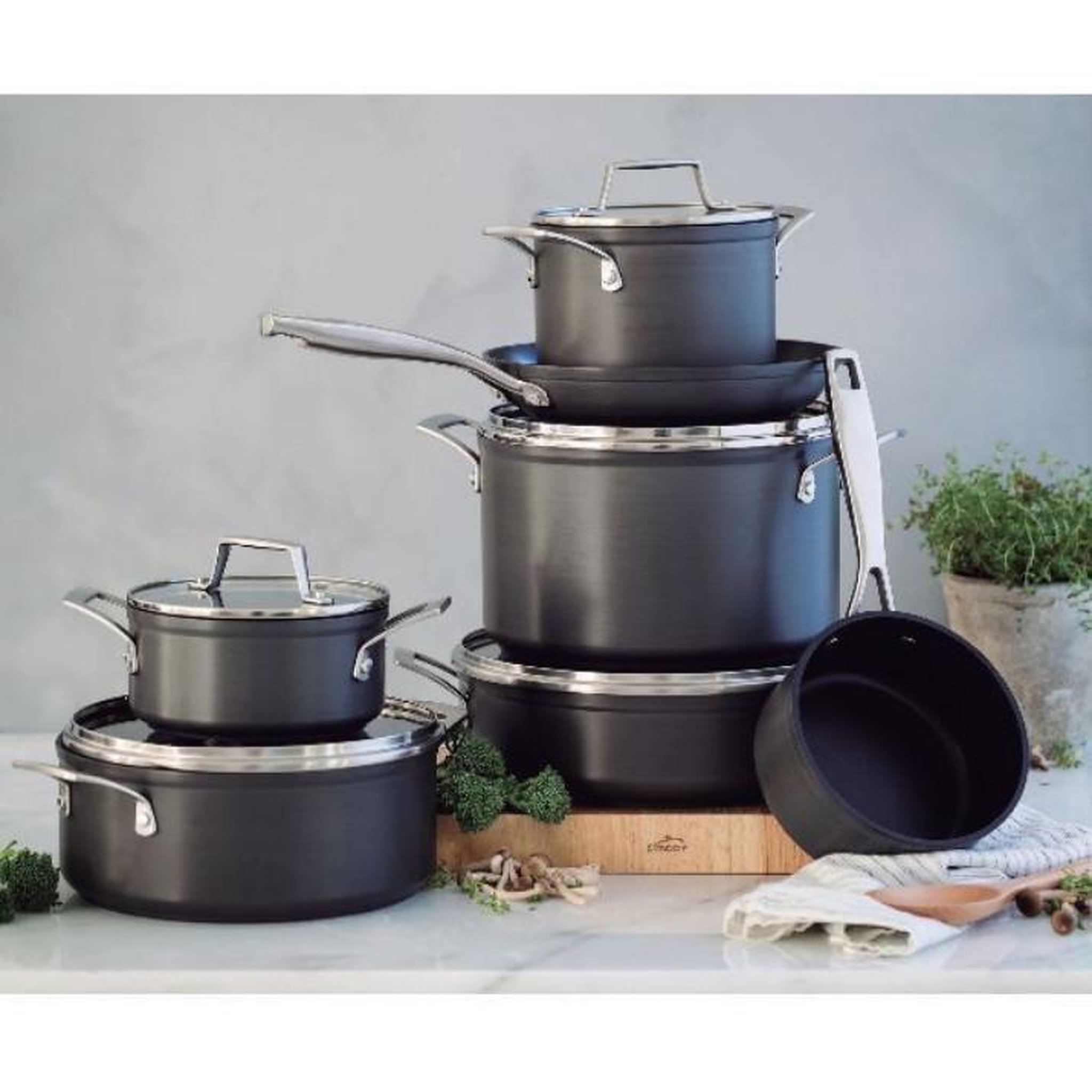 Voir la diapositive 3 : Lacor Marmite aluminium 24cm + couvercle - 48124