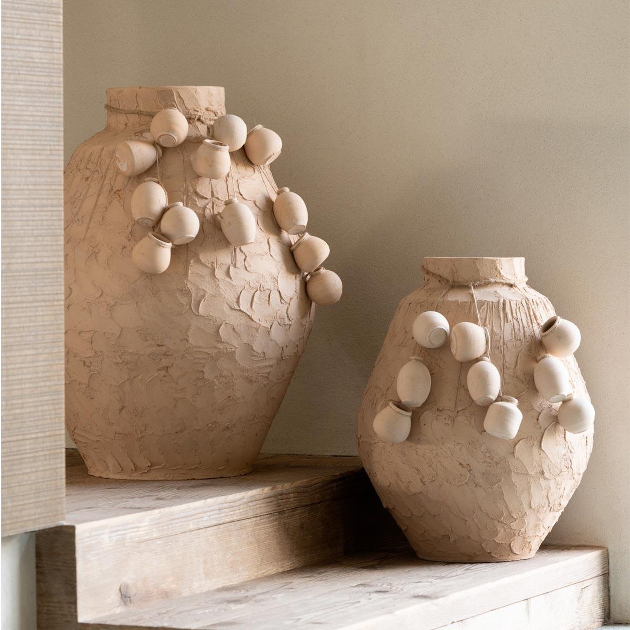 Voir la diapositive 3 : J-LINE Pot déco en argile  pendentif de pots  45cm naturel