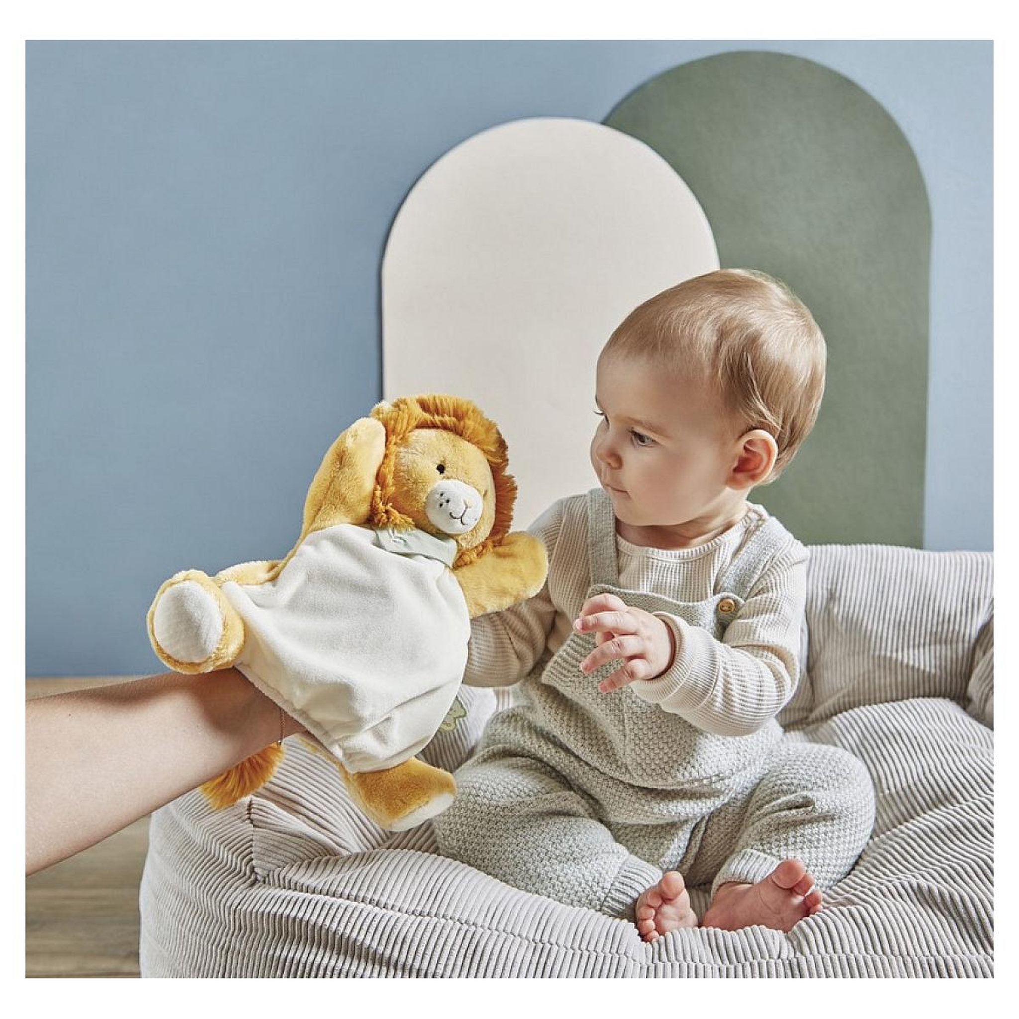 Voir la diapositive 3 : Kaloo Nougat le lion marionnette