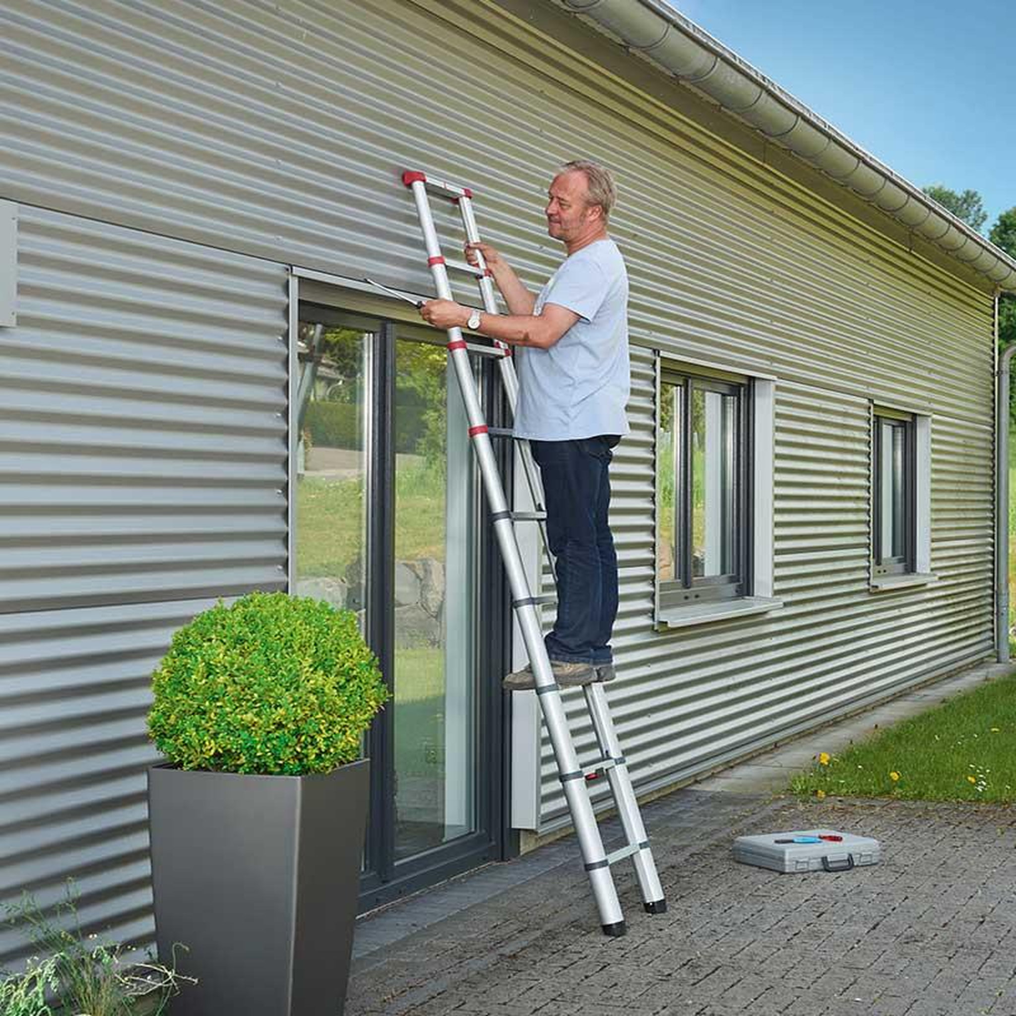 Voir la diapositive 2 : HAILO Echelle télescopique pliable 9 échelons 2,6m/3,4m en aluminium hailo flexline