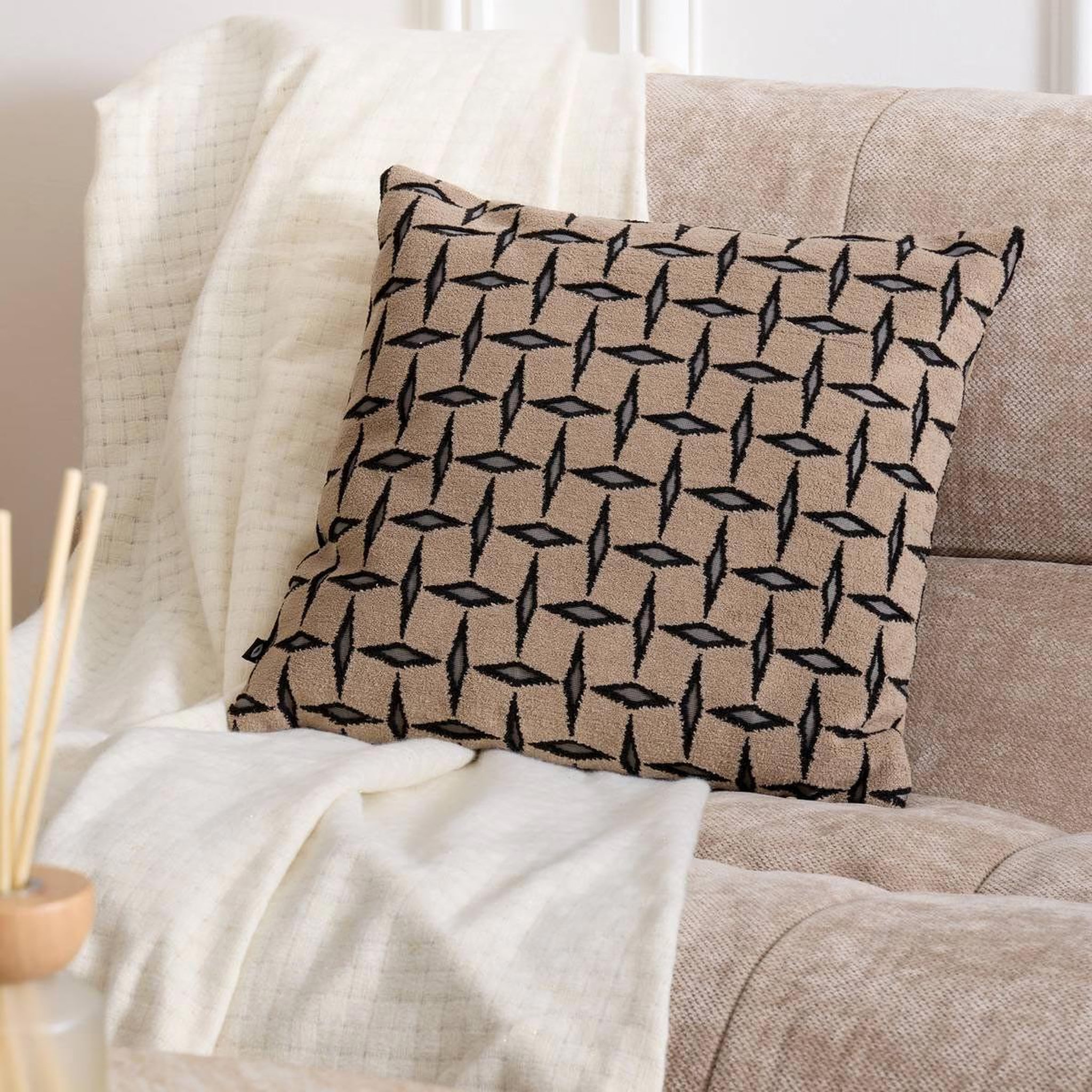 Voir la diapositive 3 : ATMOSPHERA Coussin déco jacquard  diamant  40x40cm marron