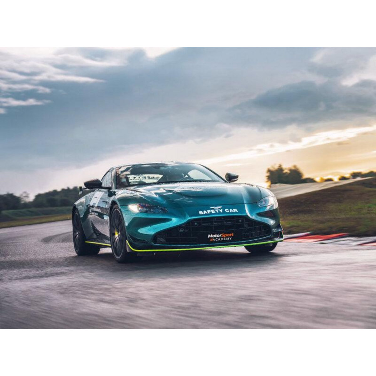 Smartbox Stage de pilotage : 2 tours de circuit au volant d'une Aston Martin Vantage F1 Edition - Coffret Cadeau Sport & Aventure