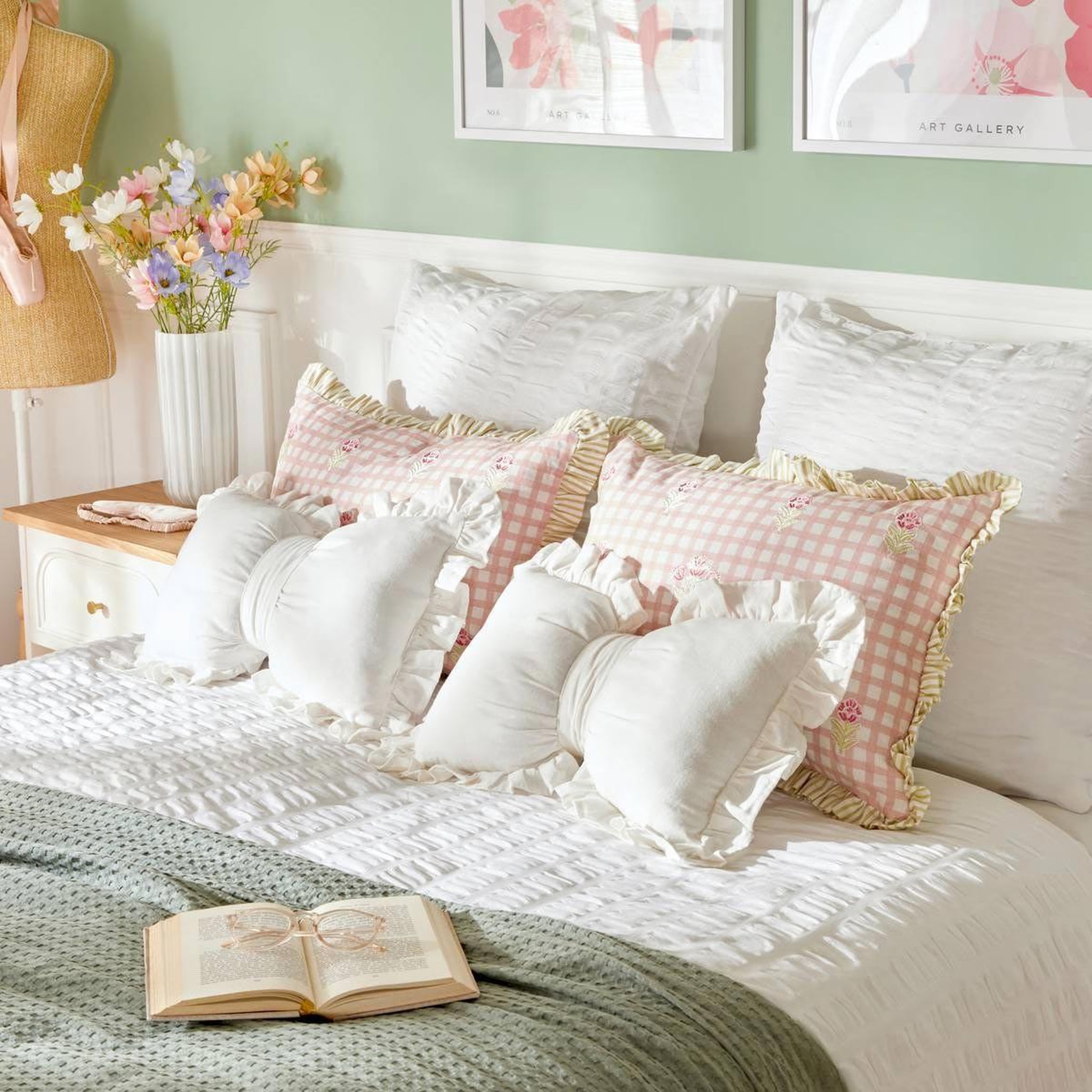 Voir la diapositive 3 : ATMOSPHERA Coussin déco nœud  fleur de rose  30x50cm blanc