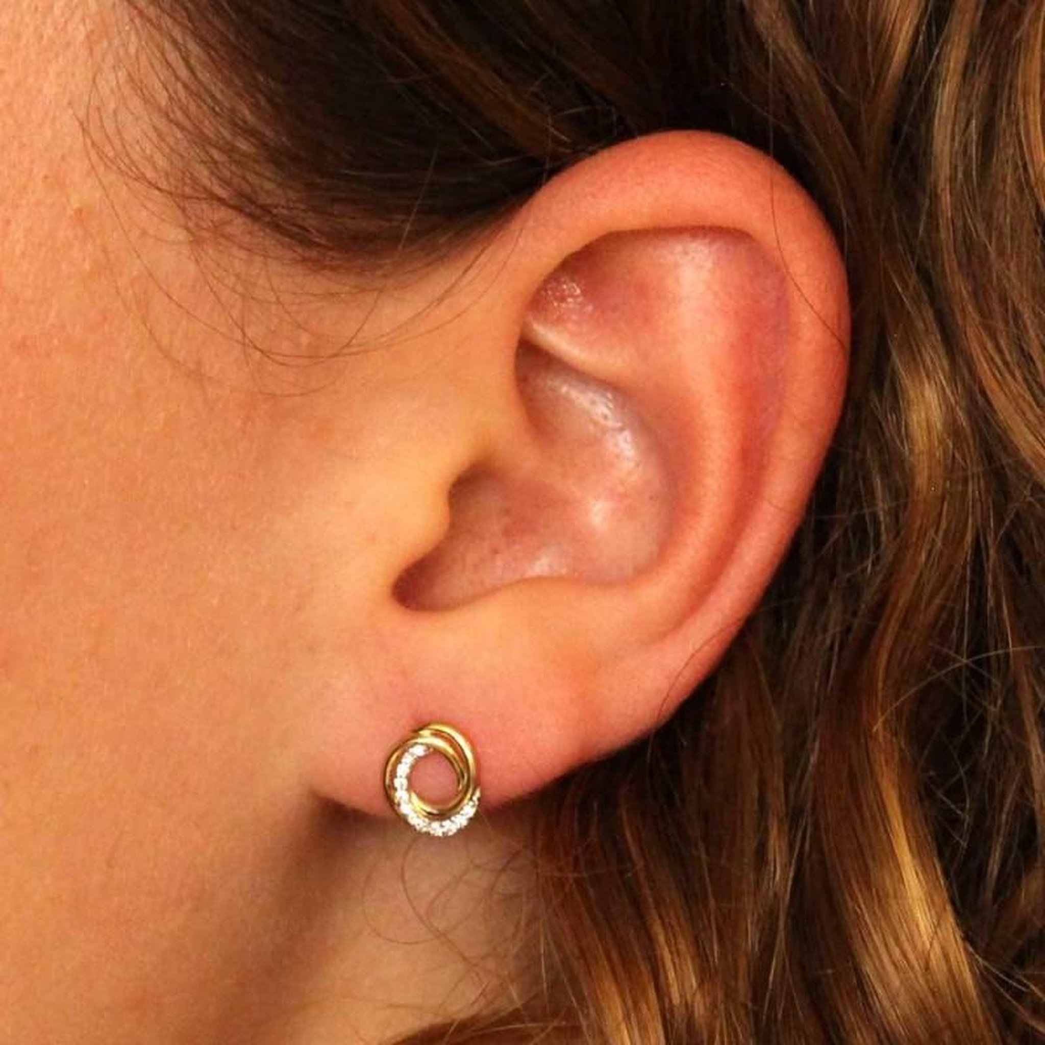 Voir la diapositive 3 : L'ATELIER D'AZUR Boucles d'Oreilles Or Jaune et Zirconiums - Motif Anneau Enlacés Sertis