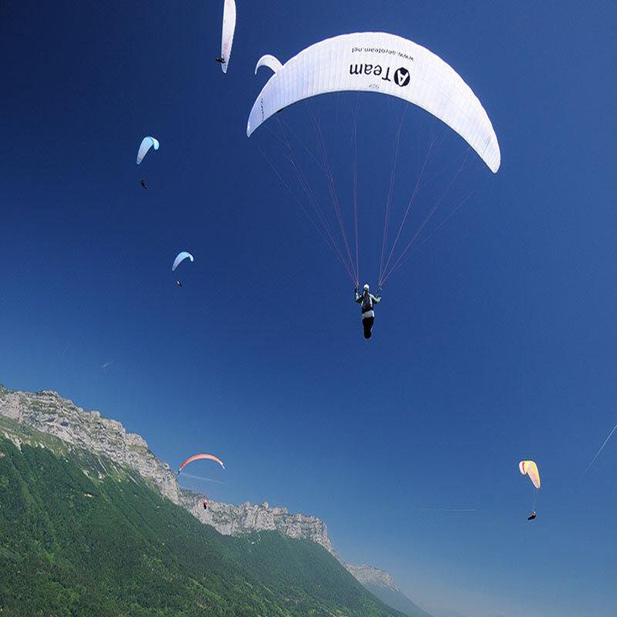 Voir la diapositive 5 : Smartbox Vol en parapente de 25 min sur les rives du lac d'Annecy - Coffret Cadeau Sport & Aventure