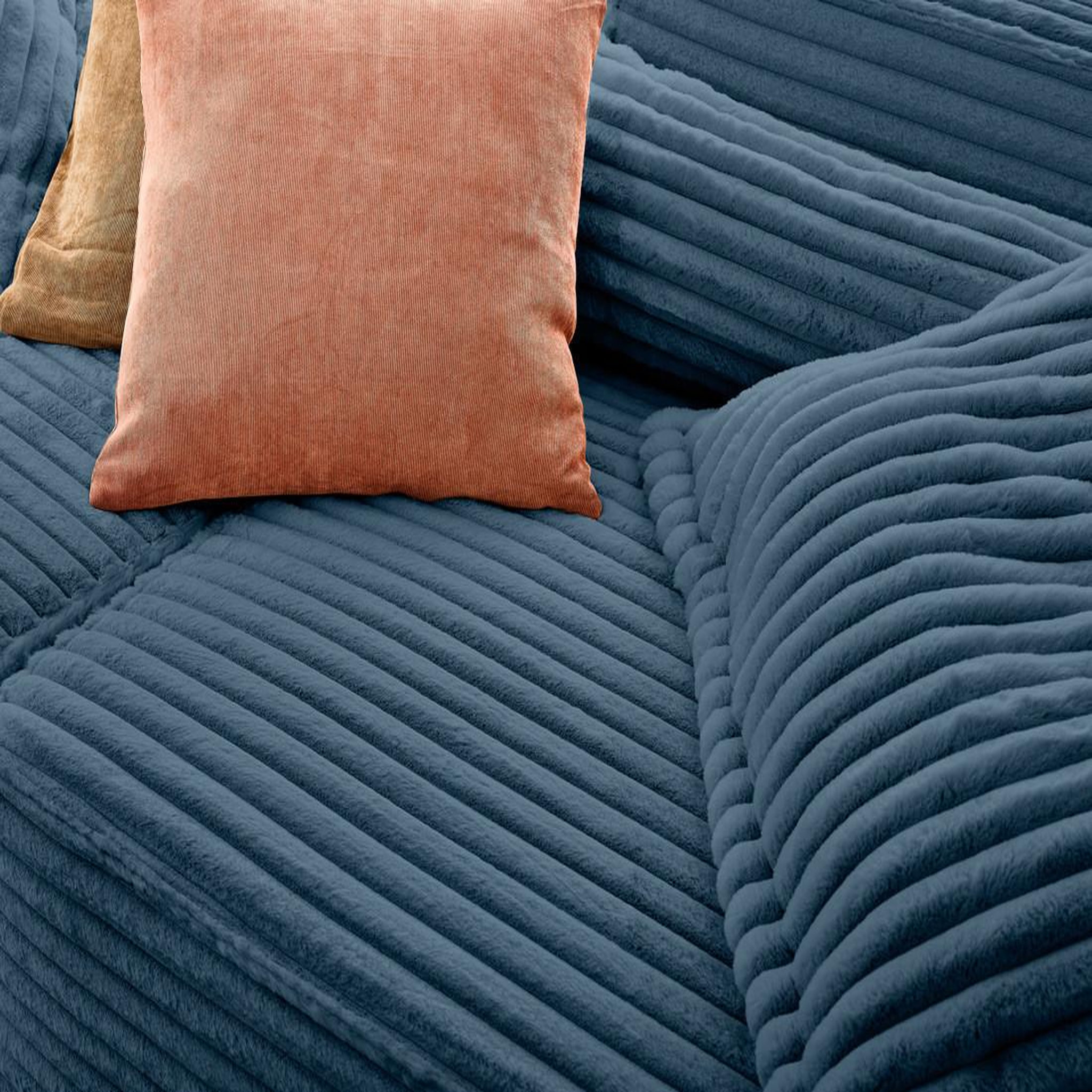 Voir la diapositive 4 : LISA DESIGN Richie - canapé droit 3 places avec double méridienne - assise profonde - en fausse fourrure côtelée