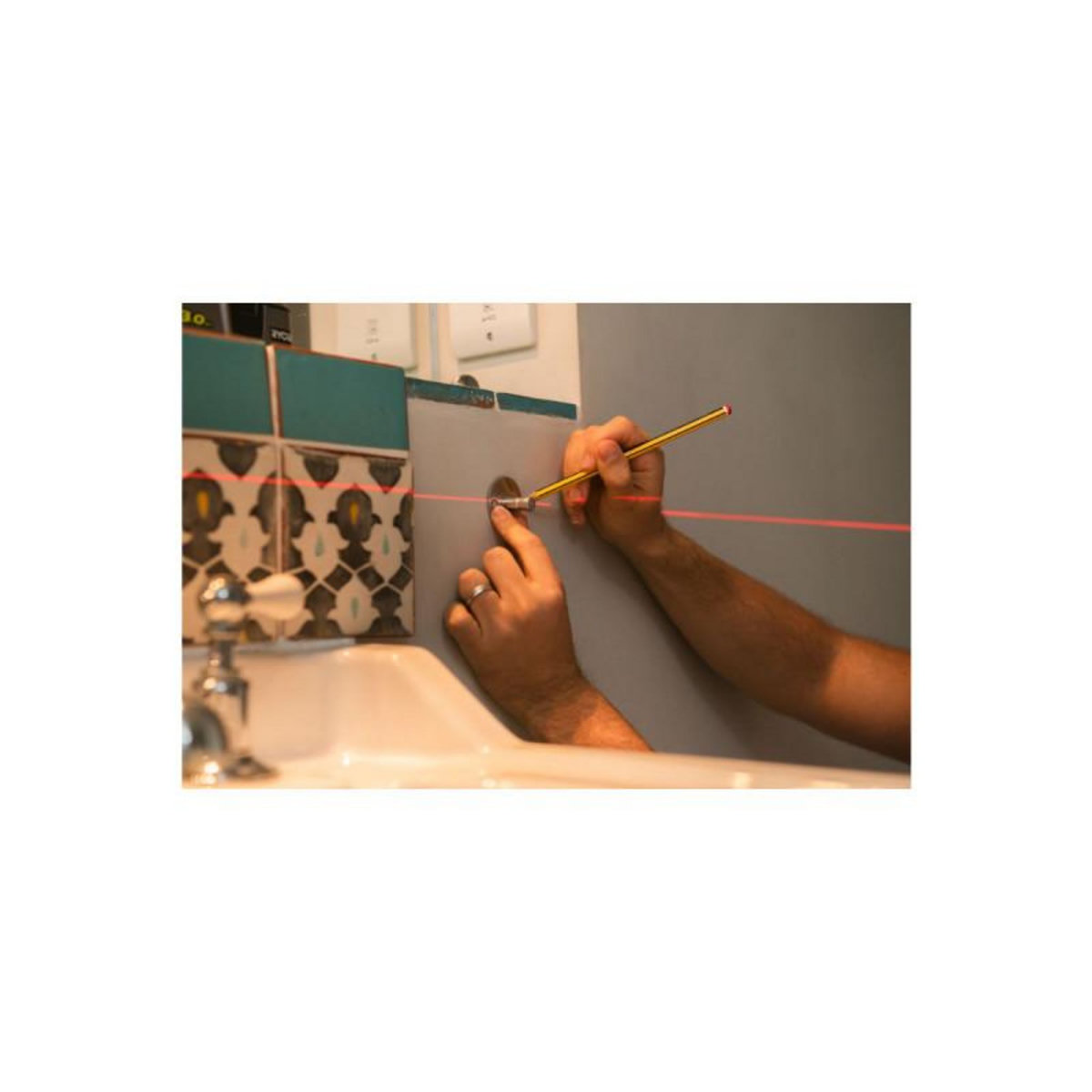 Ryobi Pack RYOBI Laser croix rouge - 10m de porté - 0,5mm de précision - RBCLLR1 - Canne télescopique - 3