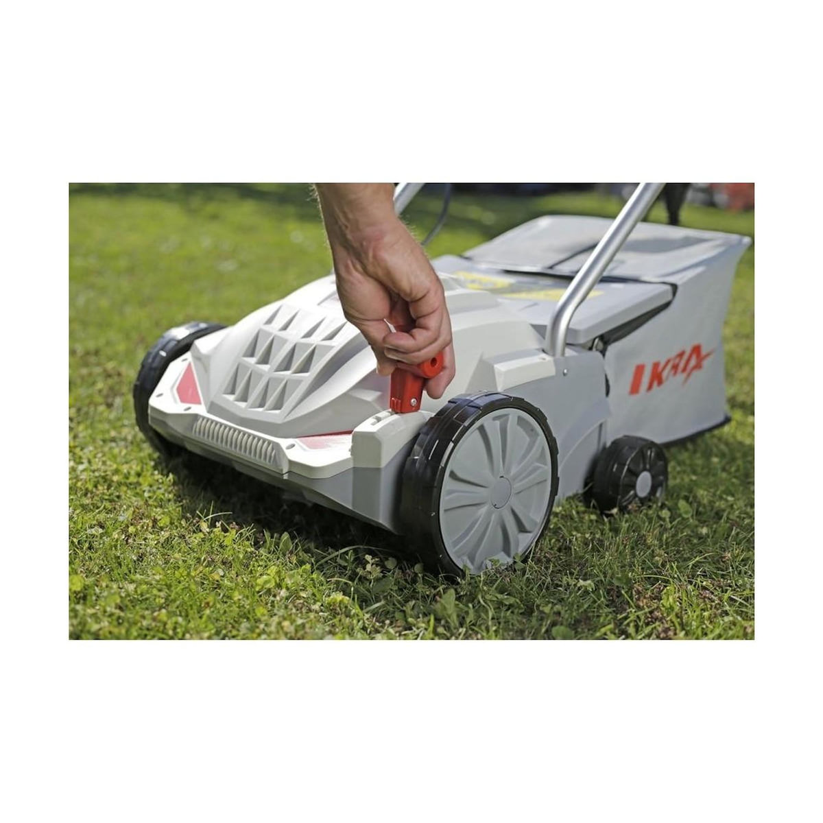 Ikra Scarificateur à gazon électrique 1500W, 32cm - Aérateur de pelouse 2en1 scarification & émoussage, bac 30L Entretien gazon IKRA