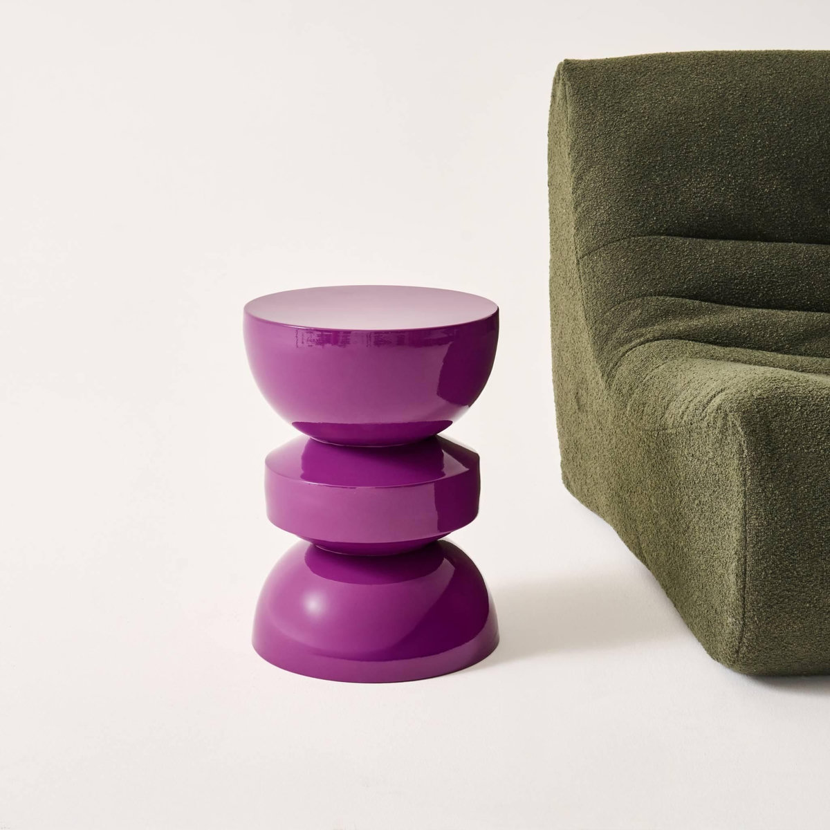 SWEEEK Table d'appoint. bout de canapé. table de chevet en métal effet glossy violet Assa. Ø32 x H 44.5cm