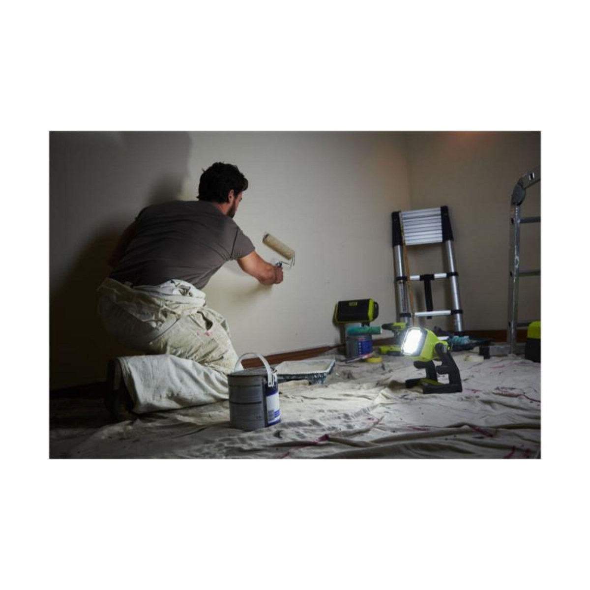 Ryobi Pack RYOBI Projecteur LED 18V One+ 1800 lumens RLFD18-0 - 1 Batterie 2.5Ah - 1 Chargeur rapide RC18