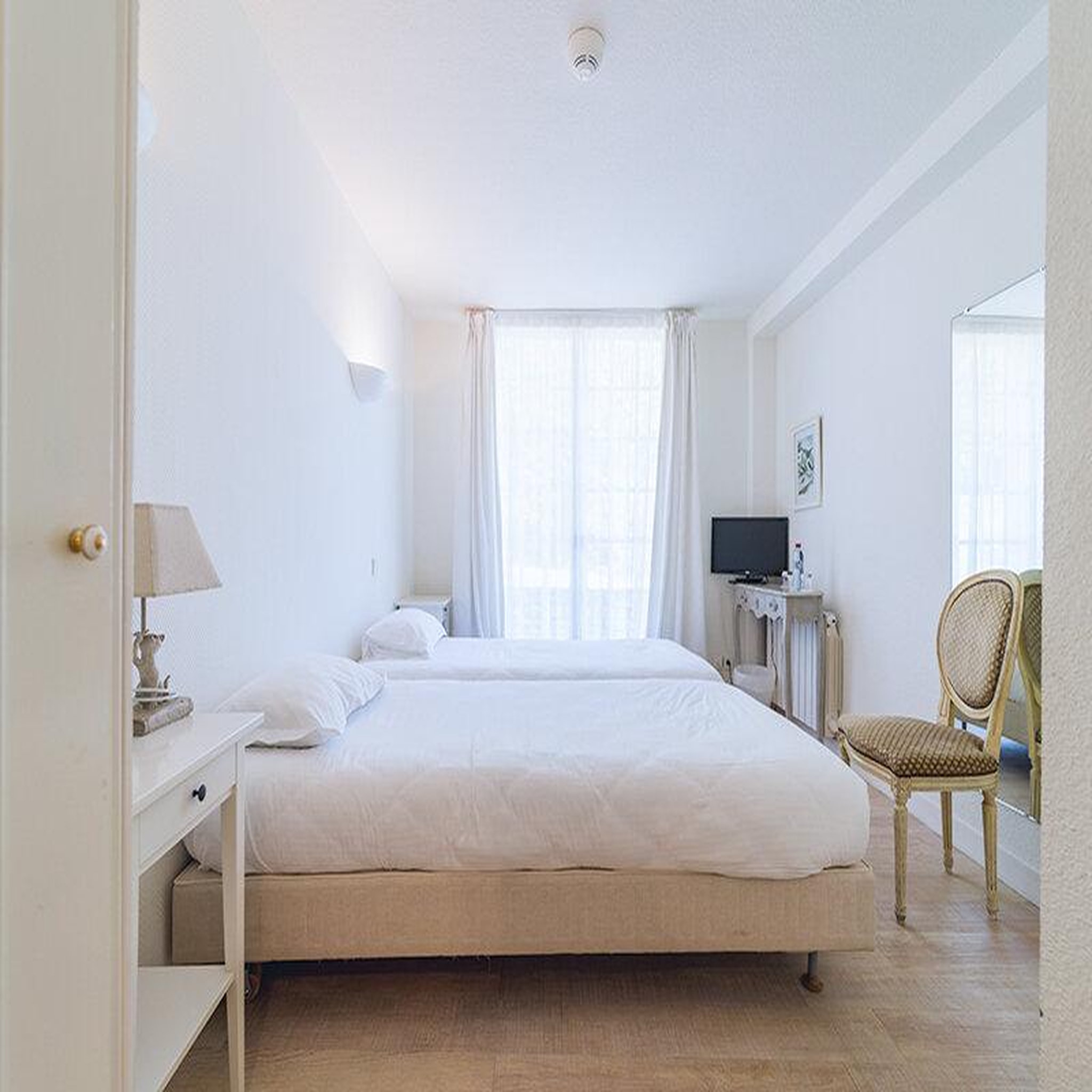 Voir la diapositive 3 : Smartbox Escapade gourmande dans un château près de poitiers avec dîner menu 7 plats - coffret cadeau séjour