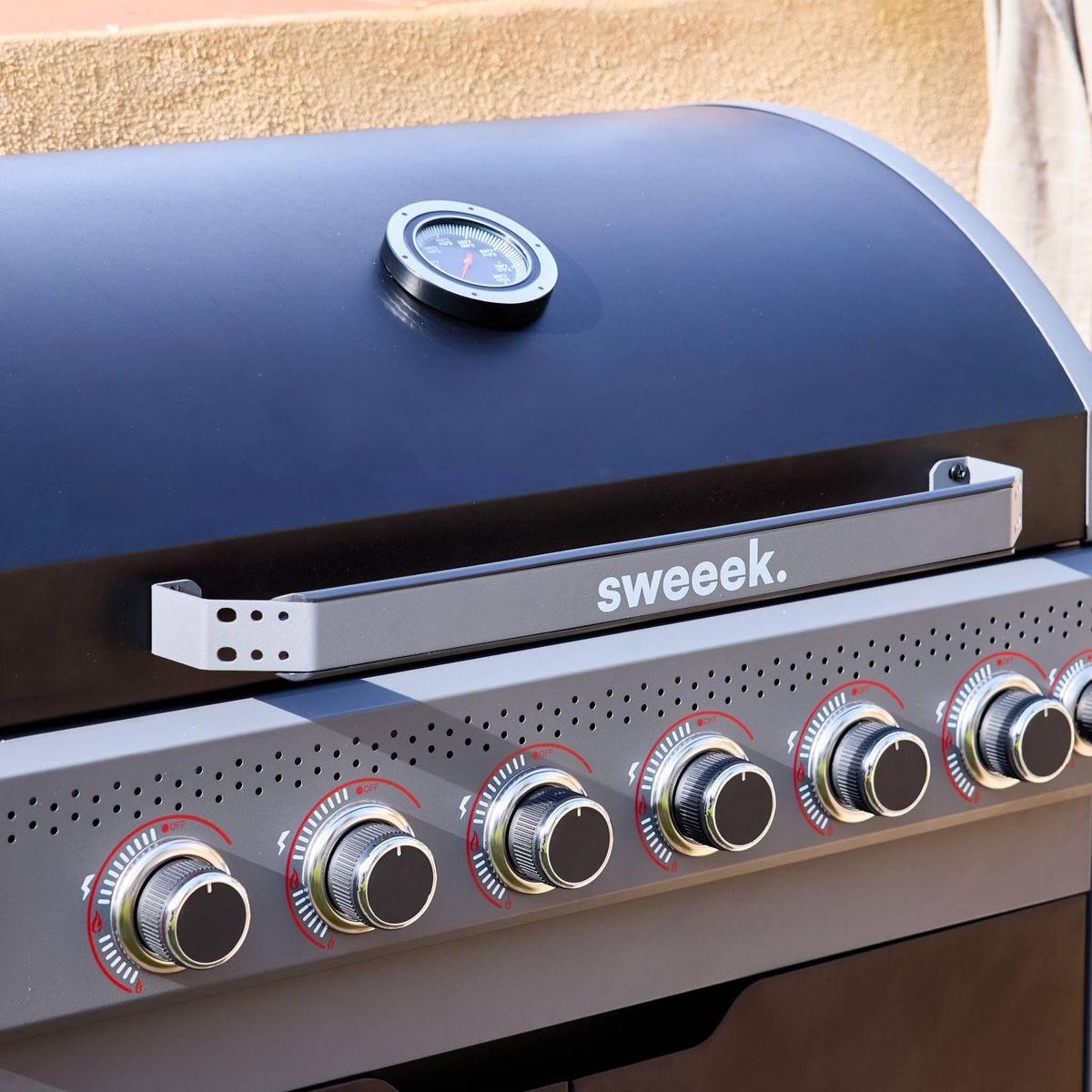 SWEEEK Barbecue au gaz Edmond noir - 6 brûleurs + 1 feu latéral. avec thermomètre. L 132x P62 x H143 cm