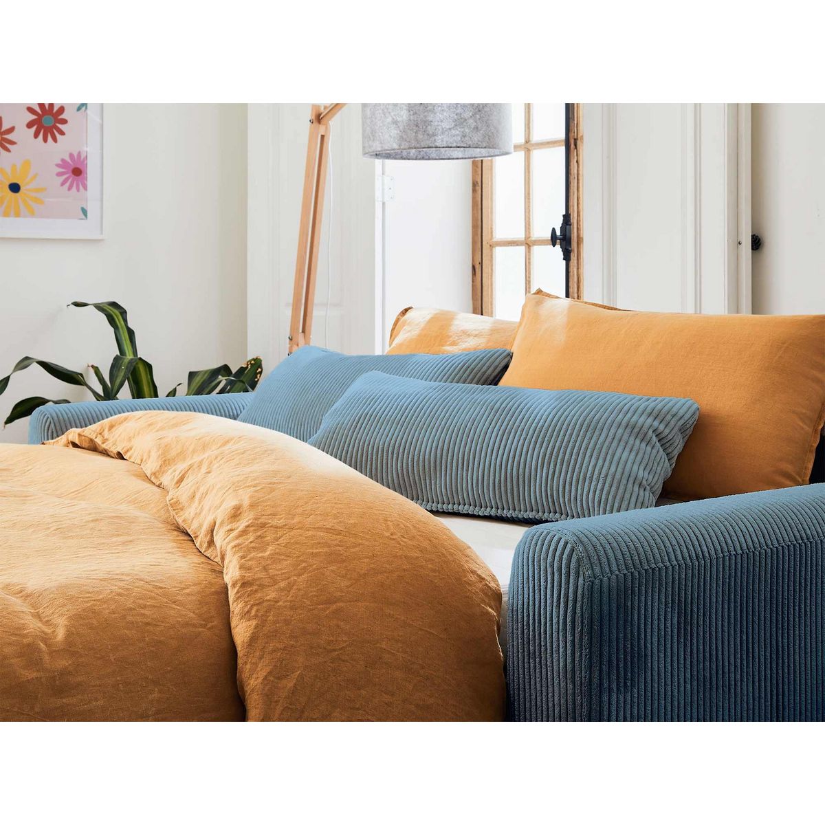 LISA DESIGN Owen - canapé 3 places convertible express couchage quotidien 140 cm matelas 12 cm en velours côtelé