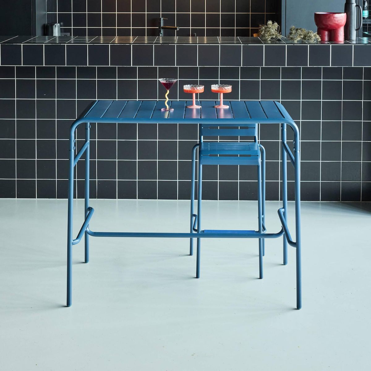 SWEEEK Table haute de jardin métal 4 places, Amelia 120 x 70cm x 95cm