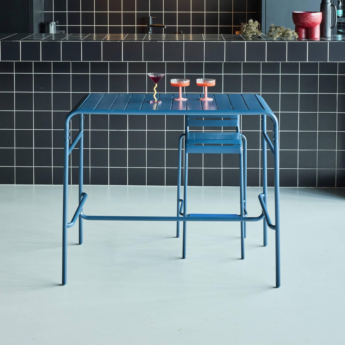 SWEEEK Table haute de jardin métal 4 places, Amelia 120 x 70cm x 95cm