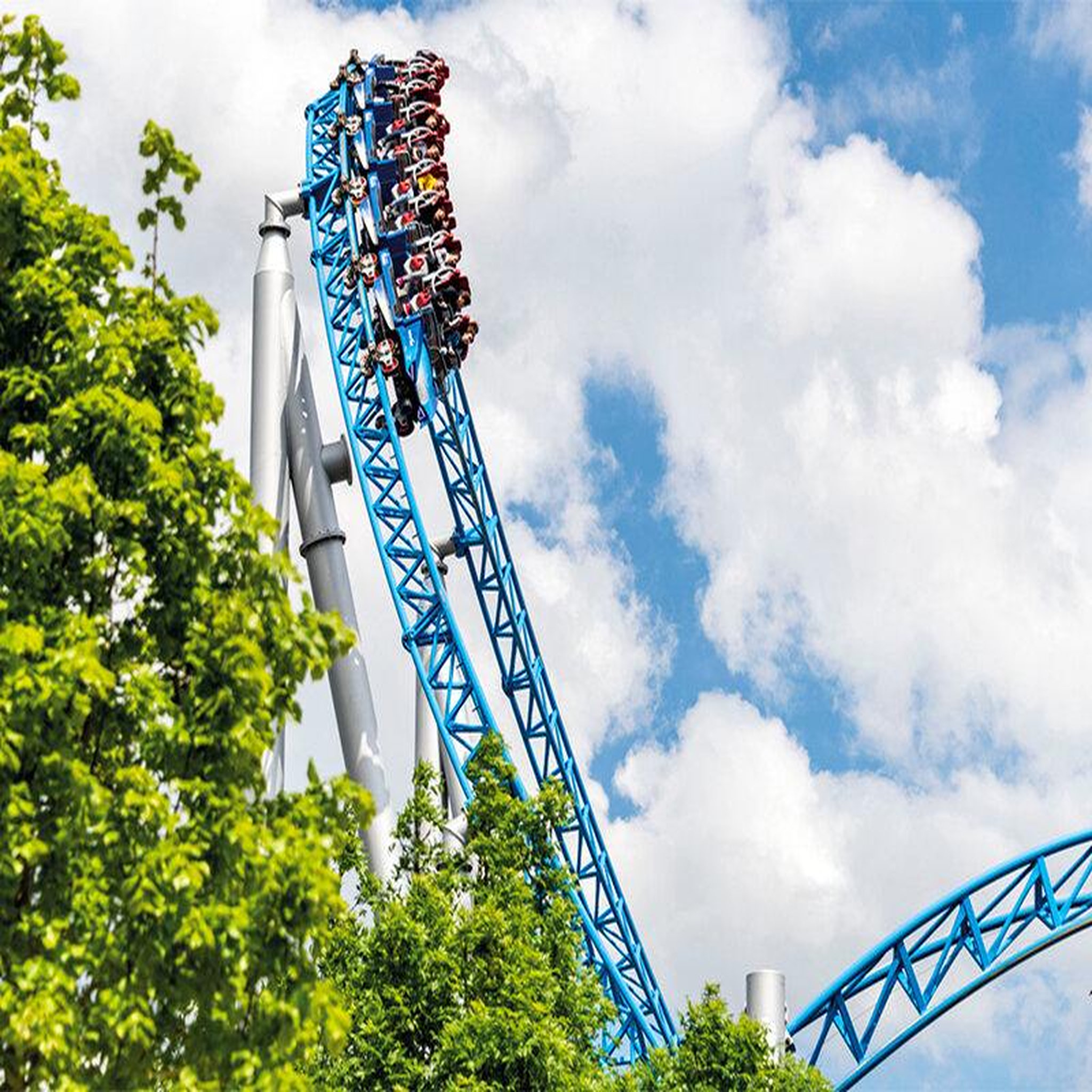 Voir la diapositive 4 : Smartbox Europa-Park 2025 en famille : 2 entrées adultes et 1 entrée enfant pour une journée en basse saison - Coffret Cadeau Sport & Aventure