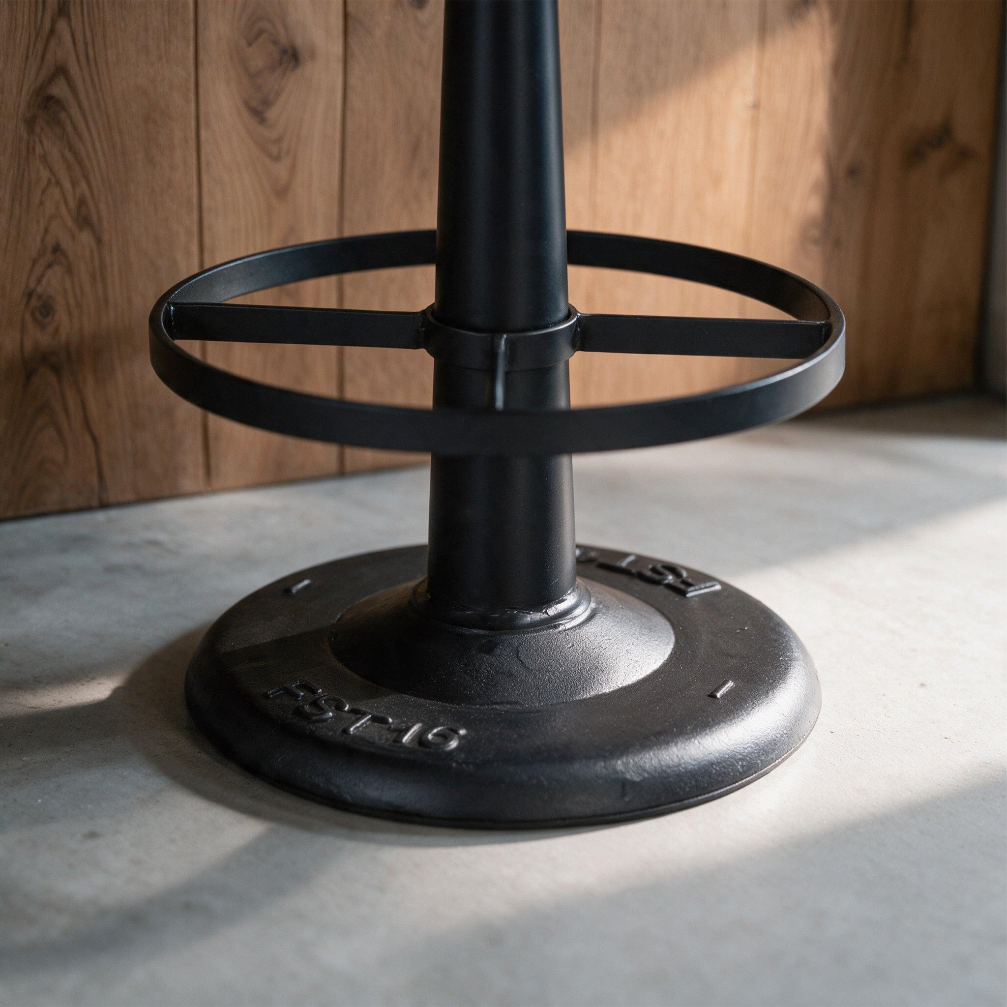 Voir la diapositive 3 : MAISON PAVANE Tabouret pour îlot central 65 cm en cuir de buffle marron foncé-Lucien