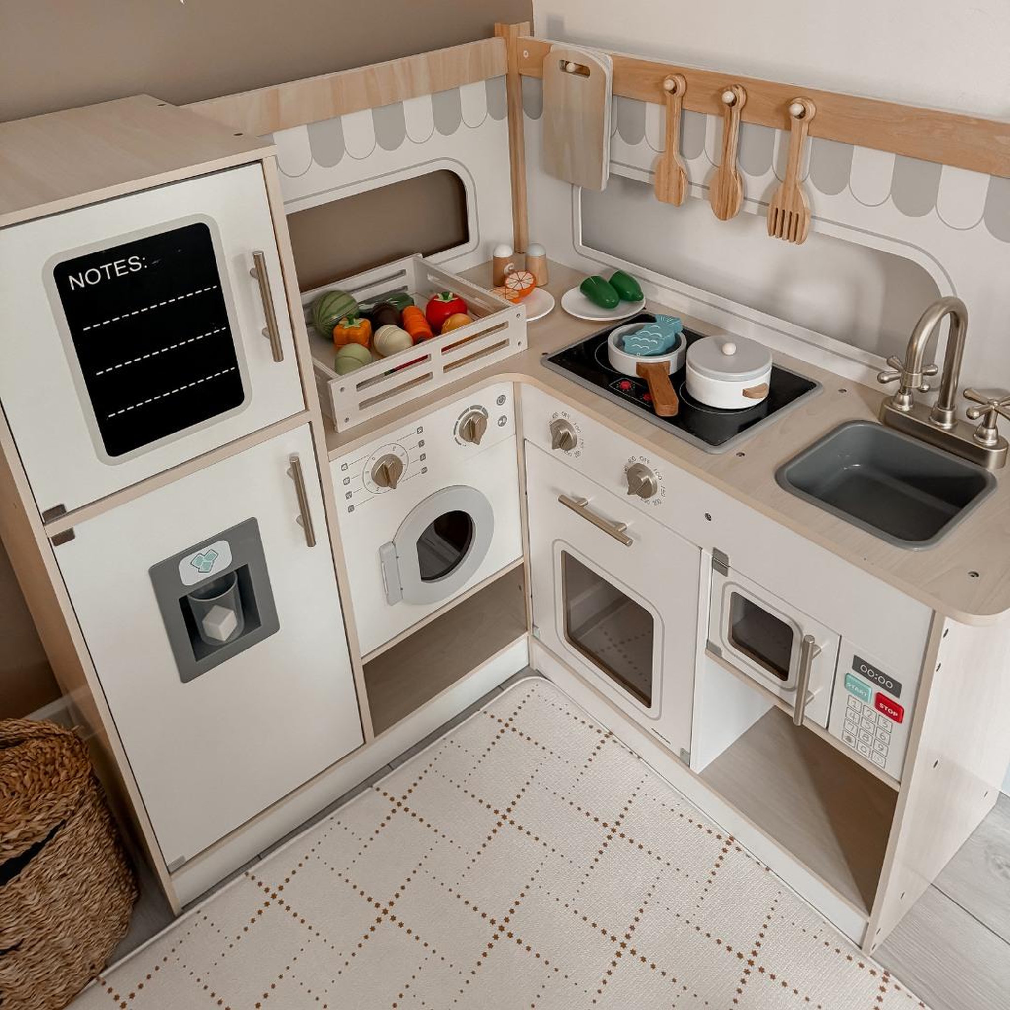 Voir la diapositive 3 : MAMABRUM Cuisine interactive bois frigo et micro-ondes mamabrum